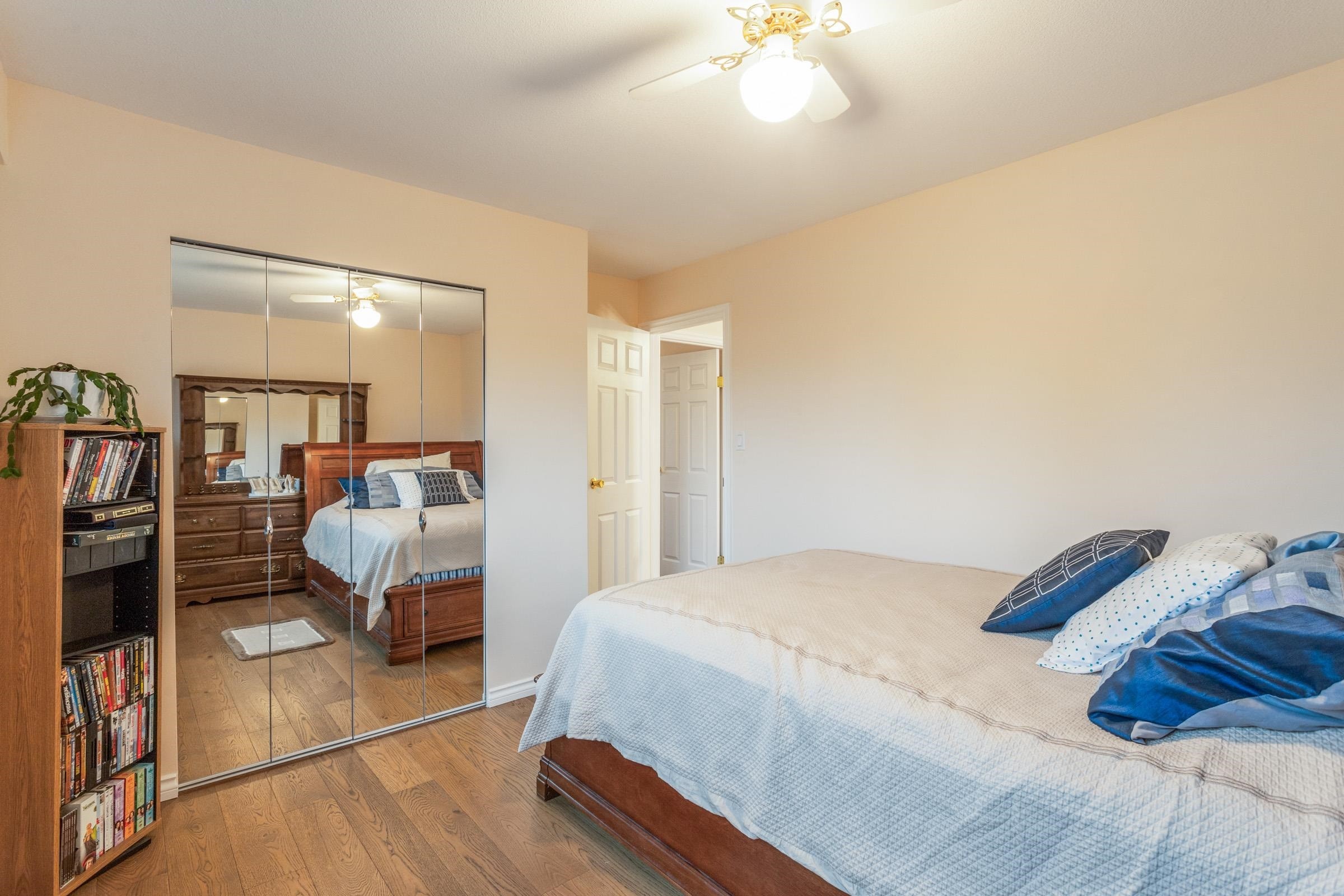 4729 Canada Way, Burnaby, BC - Indoor Photo Showing Bedroom