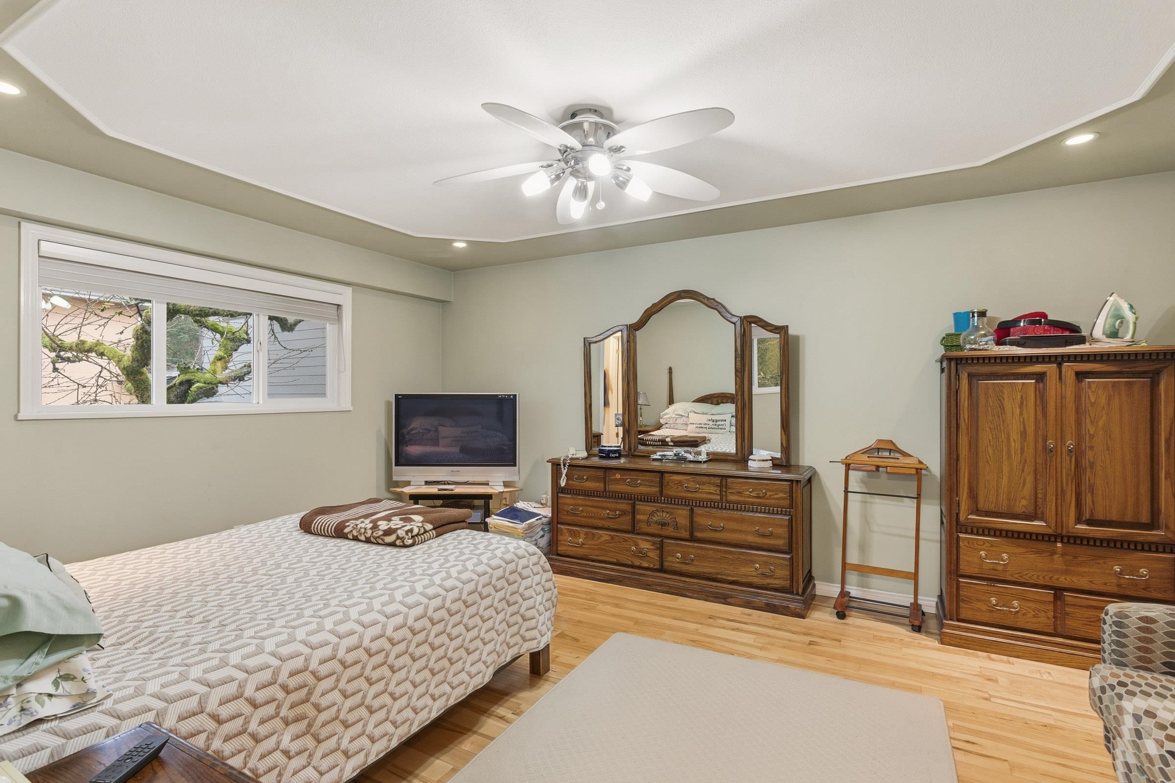 4729 Canada Way, Burnaby, BC - Indoor Photo Showing Bedroom