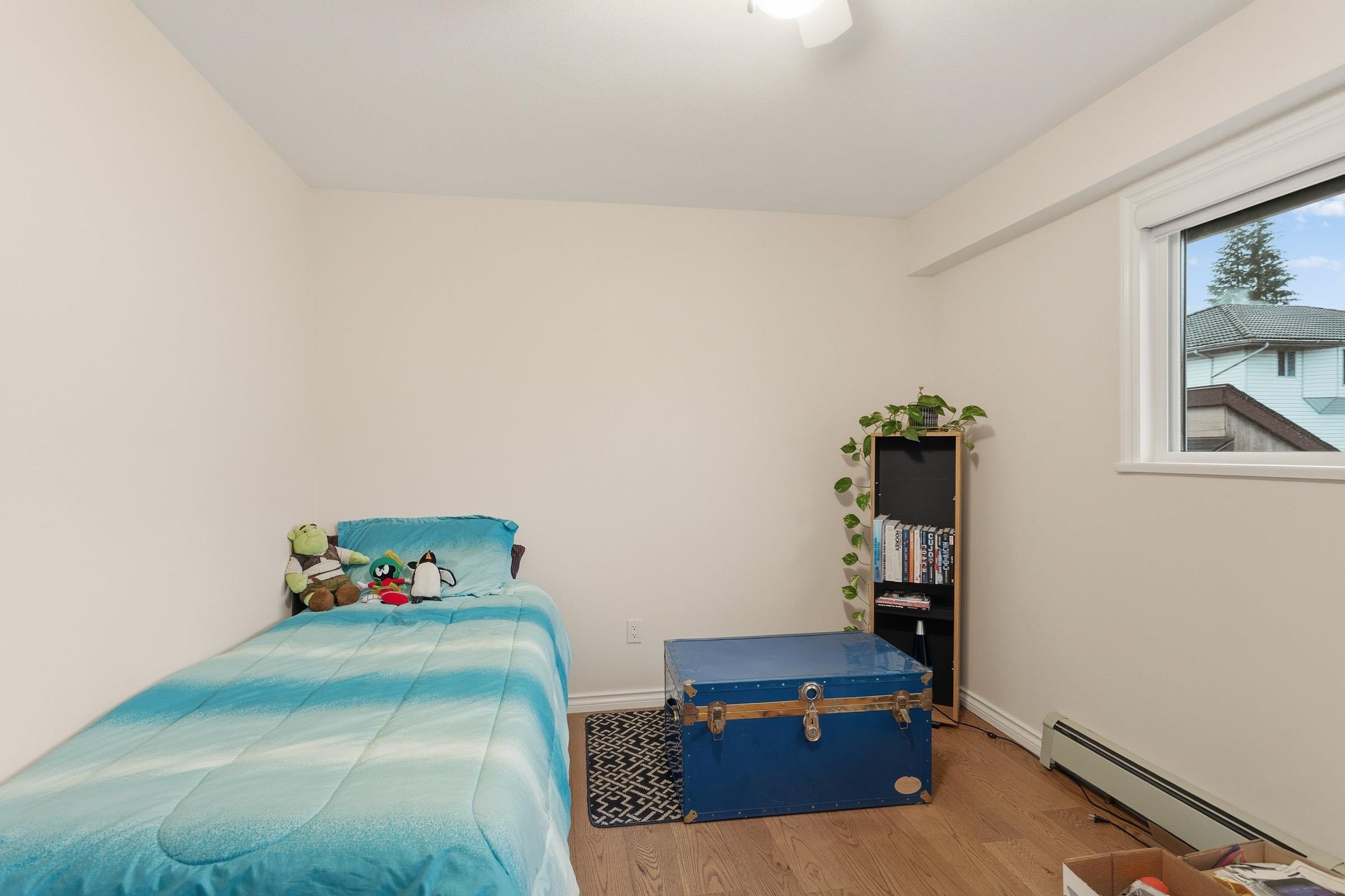 4729 Canada Way, Burnaby, BC - Indoor Photo Showing Bedroom