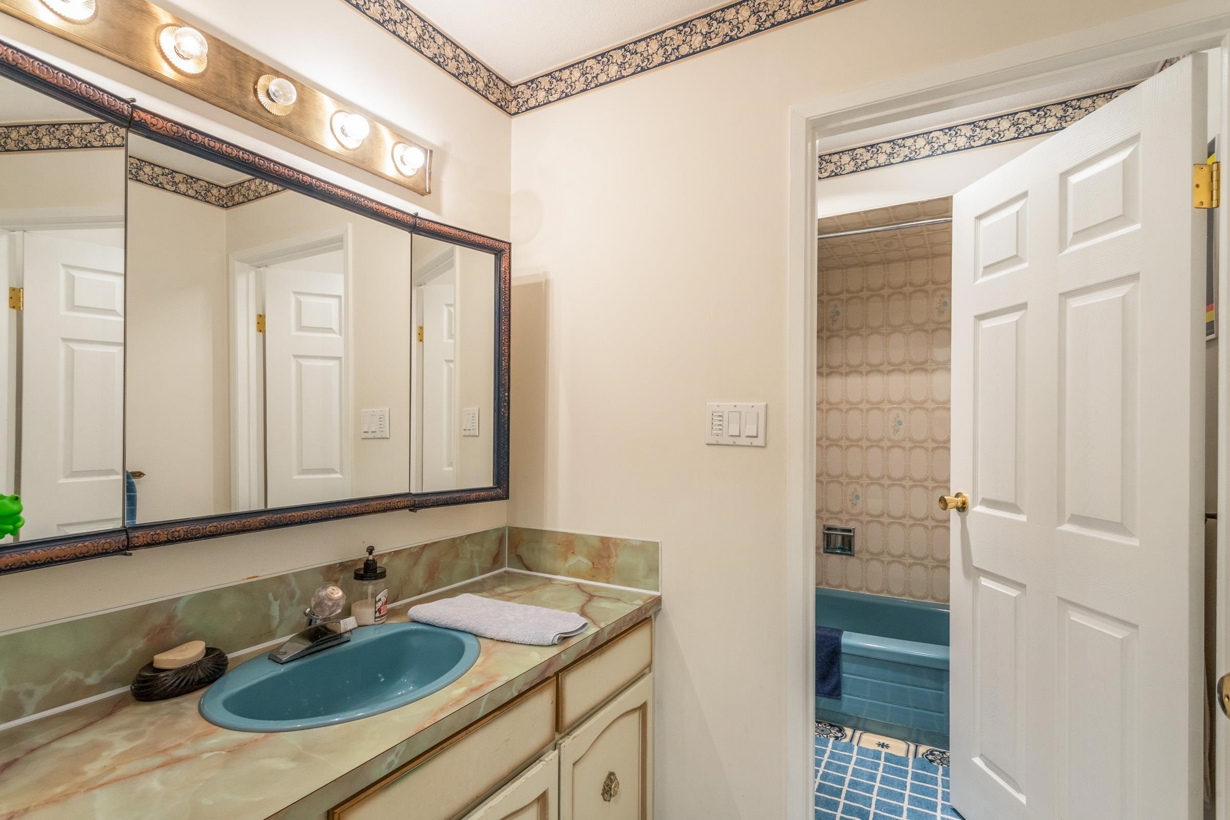 4729 Canada Way, Burnaby, BC - Indoor Photo Showing Bathroom