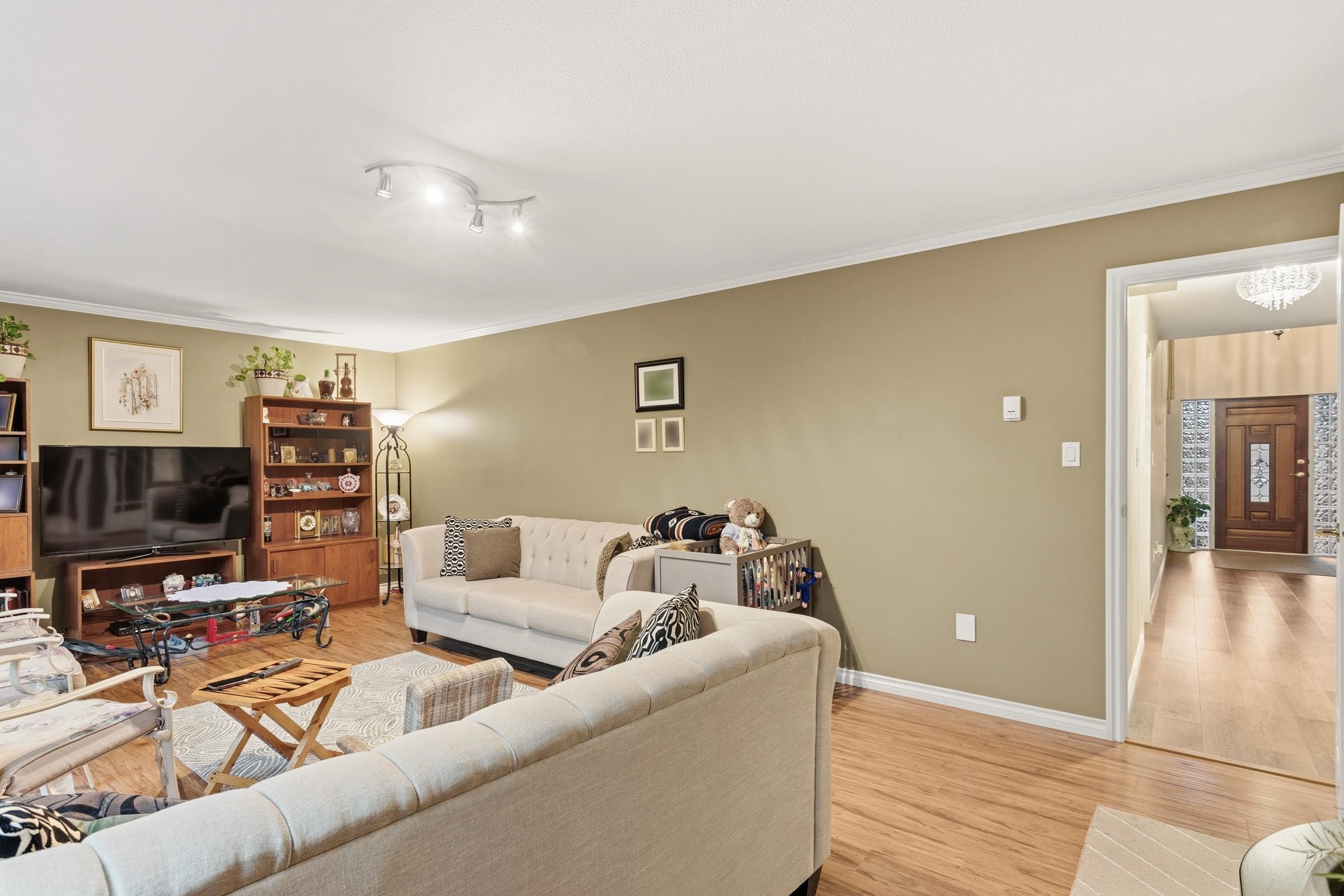 4729 Canada Way, Burnaby, BC - Indoor Photo Showing Living Room
