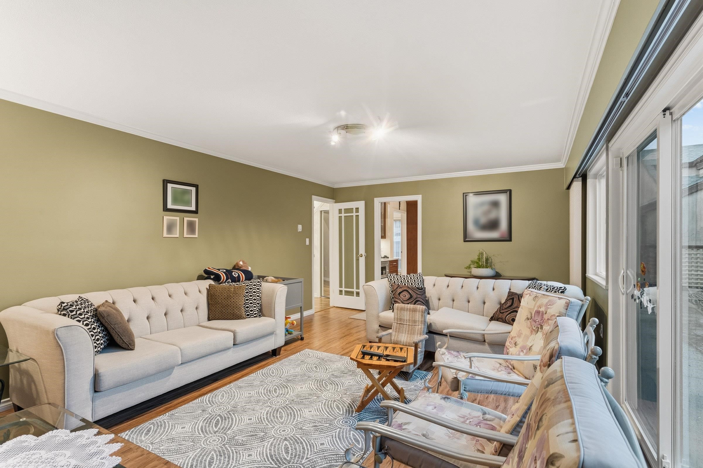 4729 Canada Way, Burnaby, BC - Indoor Photo Showing Living Room
