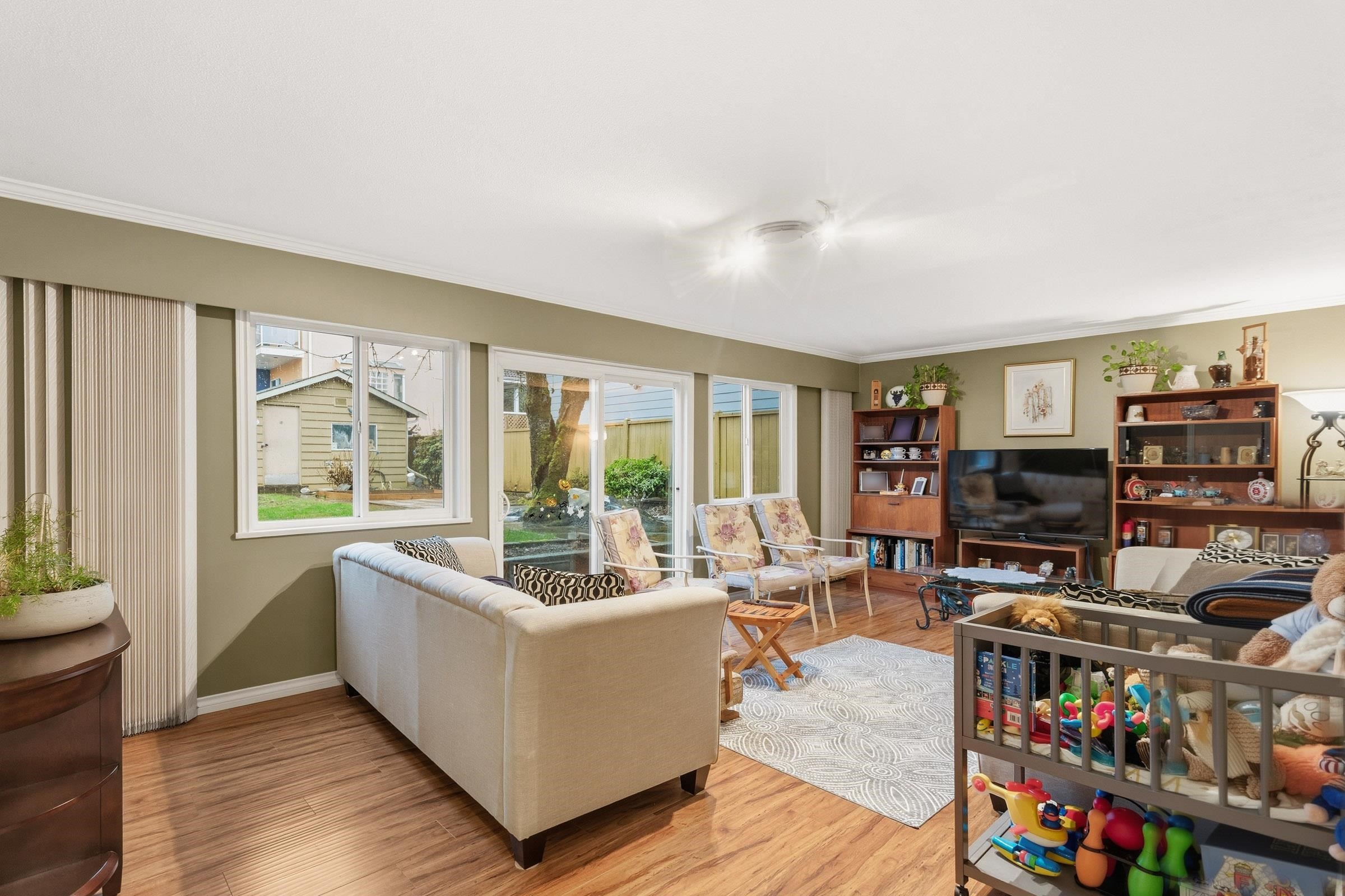 4729 Canada Way, Burnaby, BC - Indoor Photo Showing Living Room