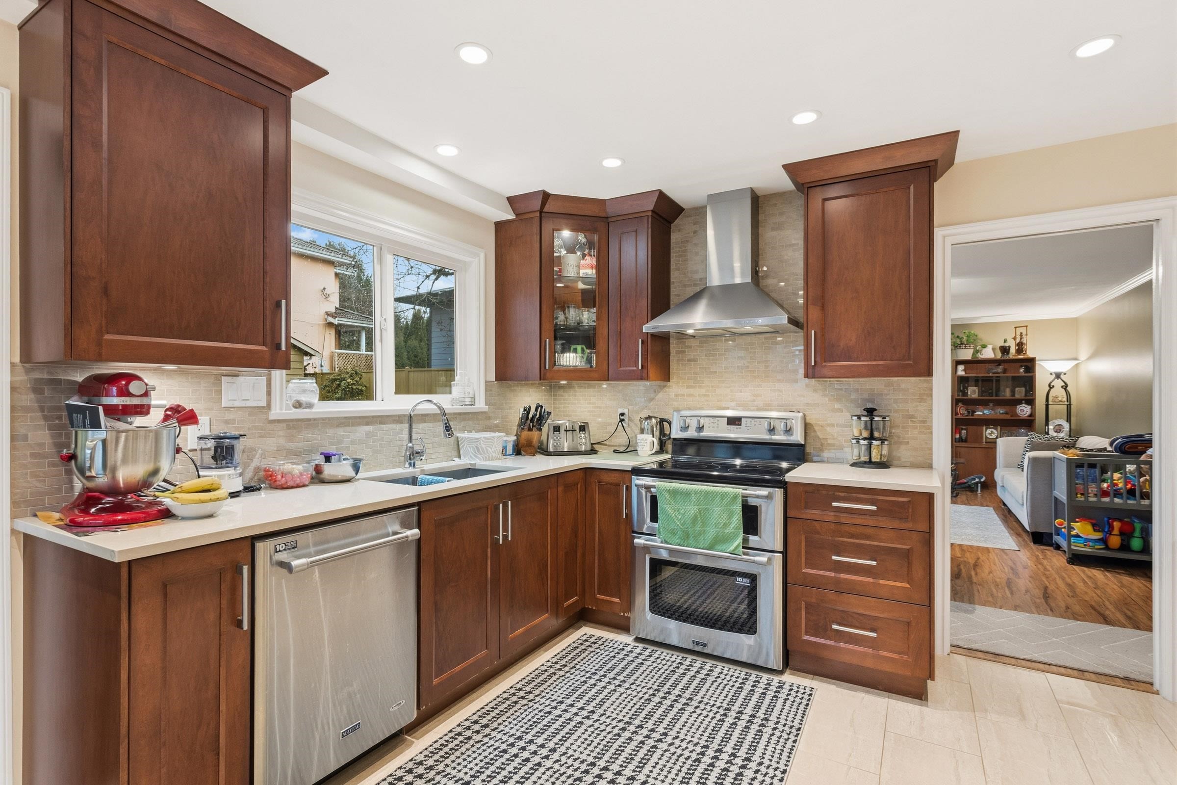 4729 Canada Way, Burnaby, BC - Indoor Photo Showing Kitchen