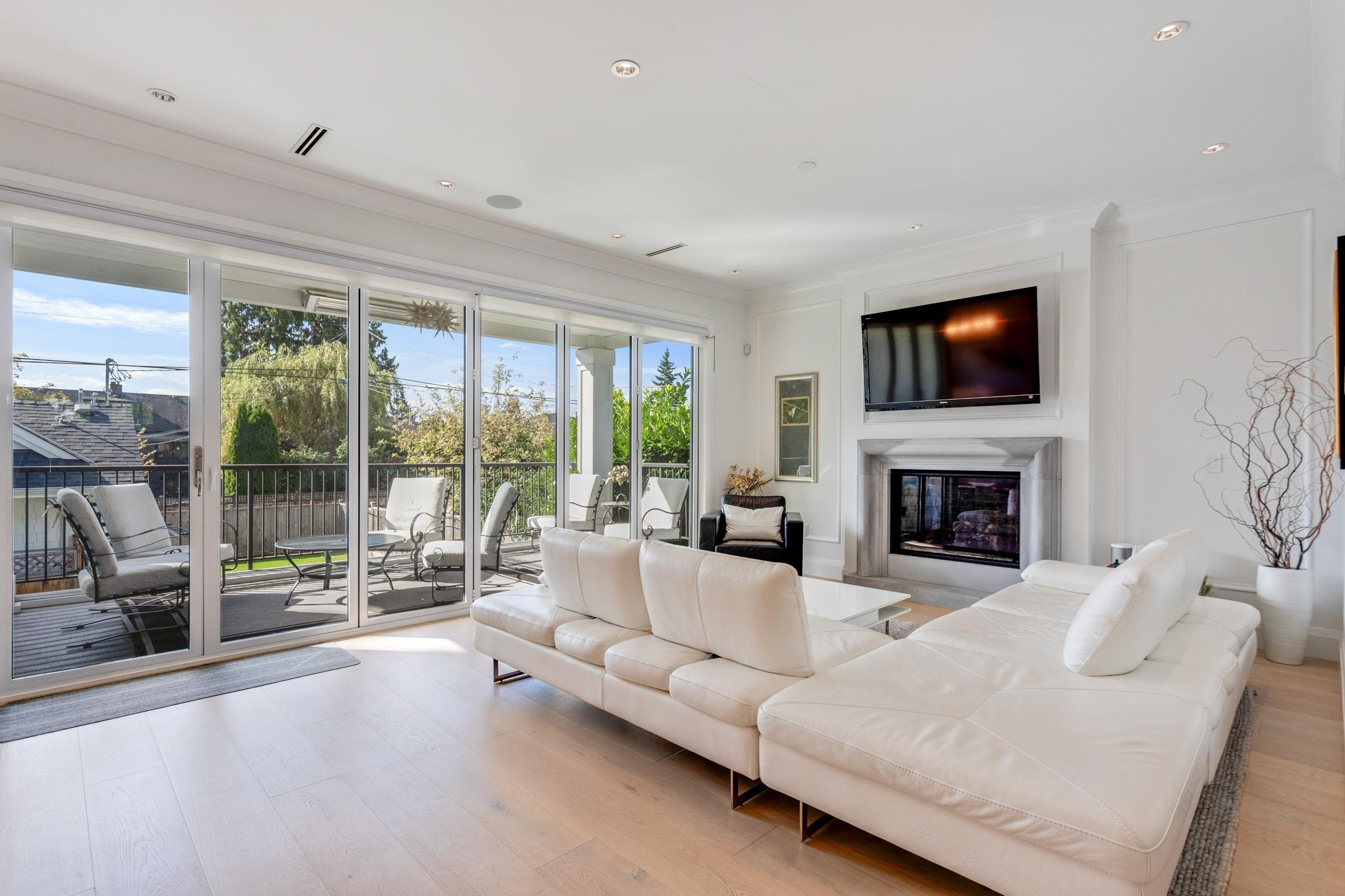 345 20Th Street E, North Vancouver, BC