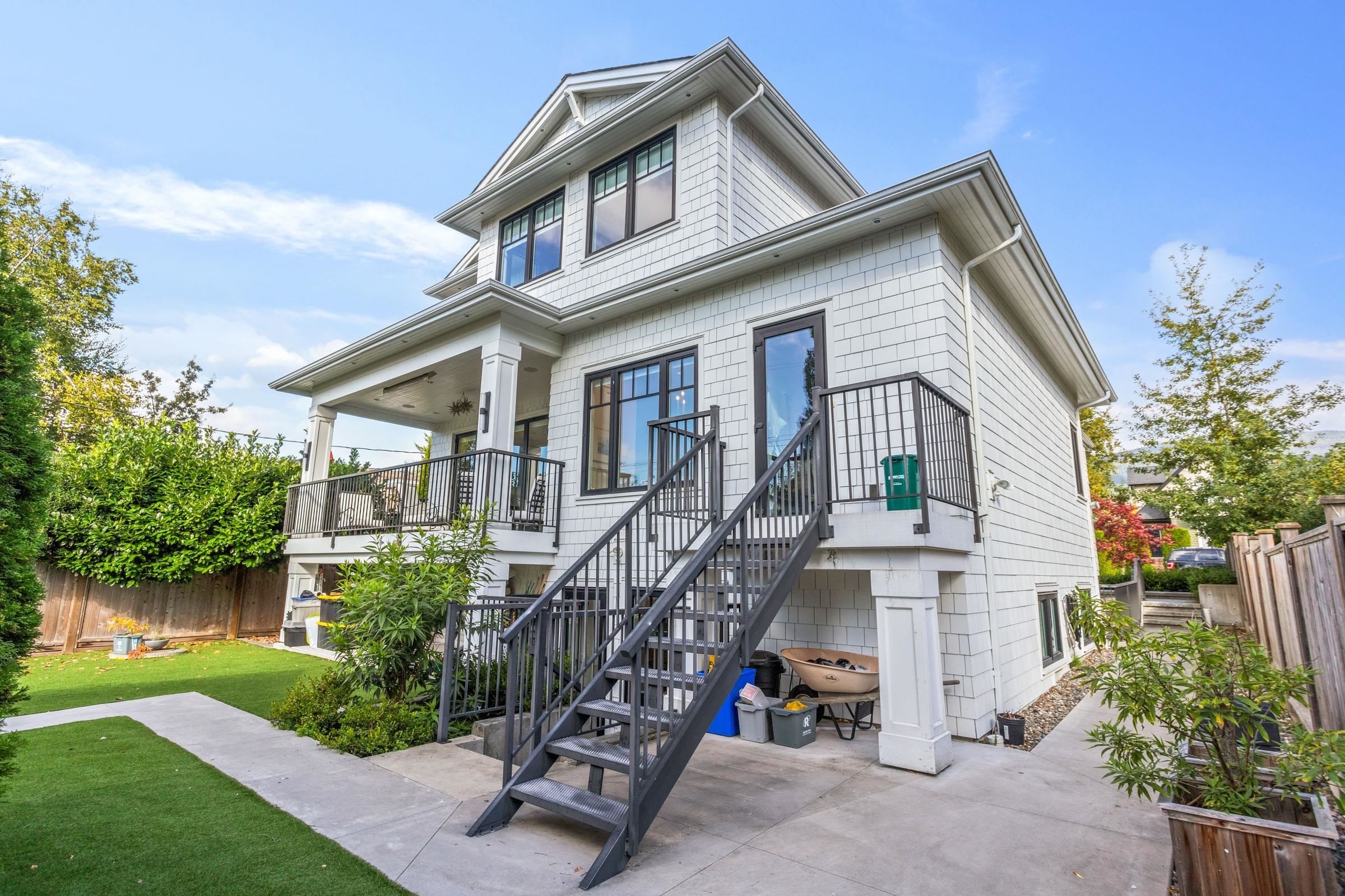 345 20Th Street E, North Vancouver, BC
