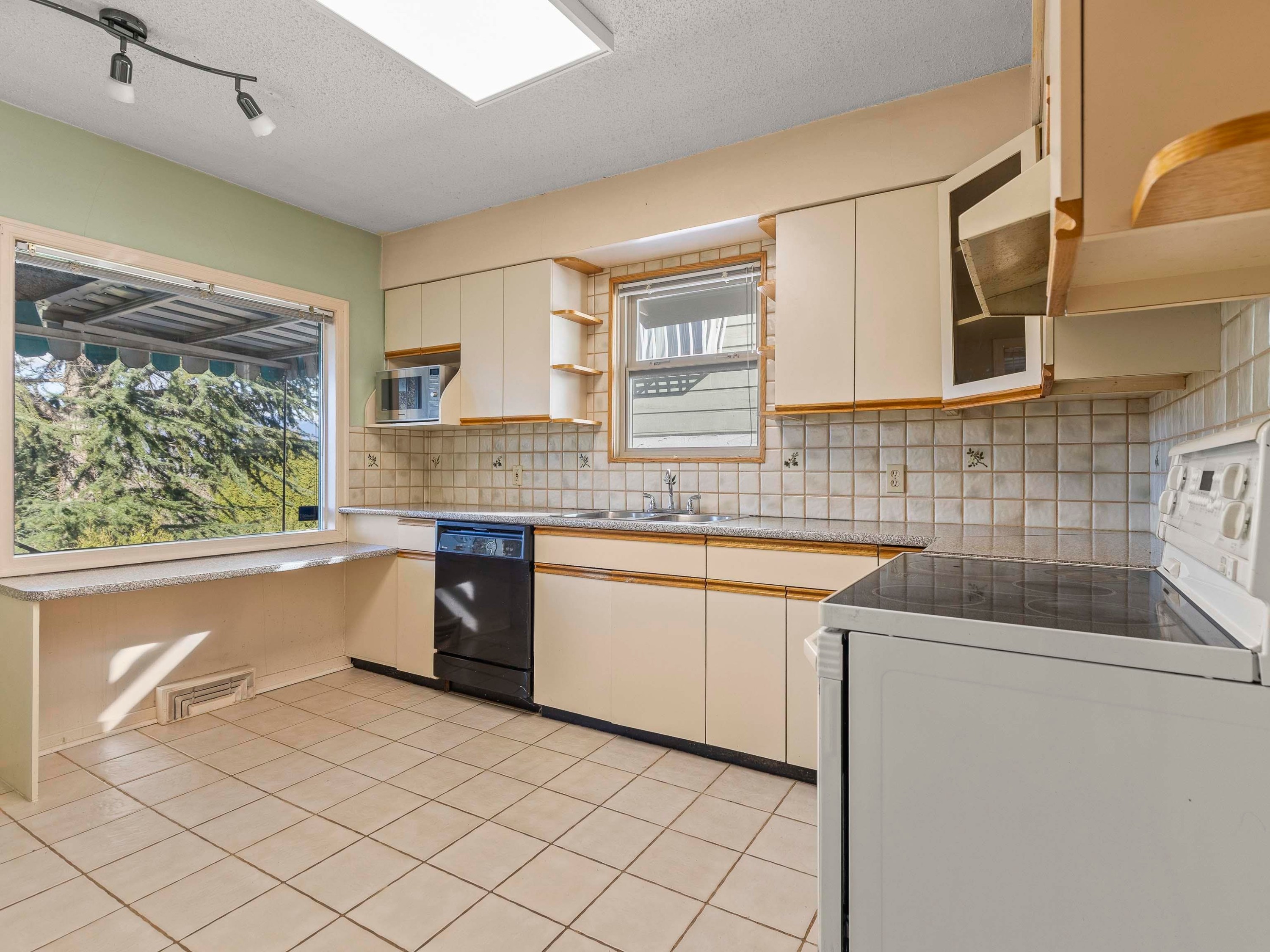 3910 10Th Avenue W, Vancouver, BC