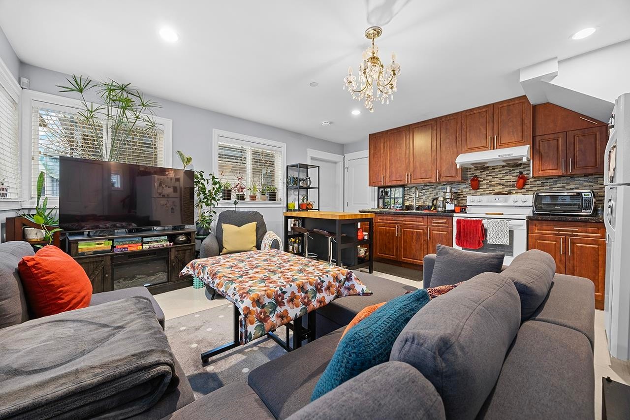 6830 Vivian Street, Vancouver, BC