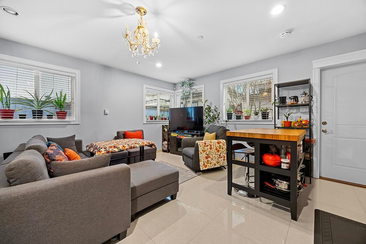 6830 Vivian Street, Vancouver, BC