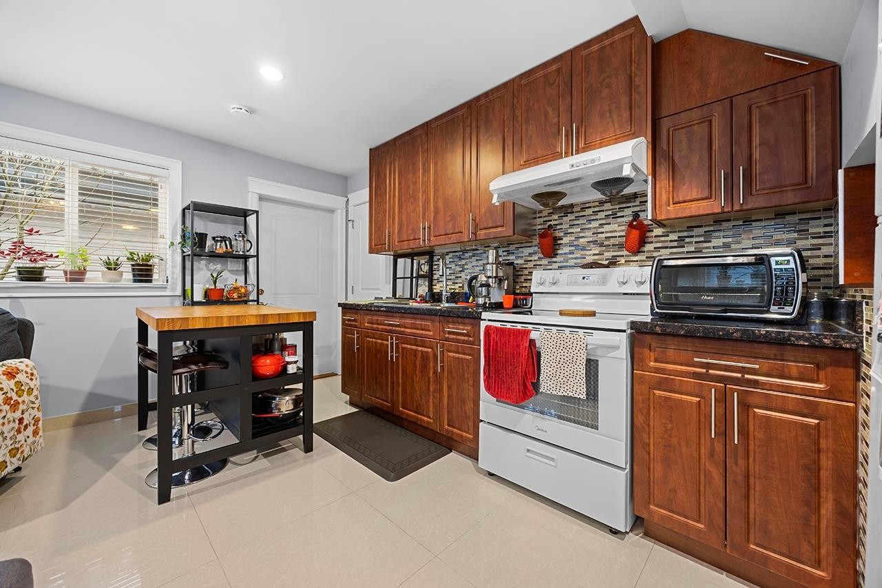 6830 Vivian Street, Vancouver, BC