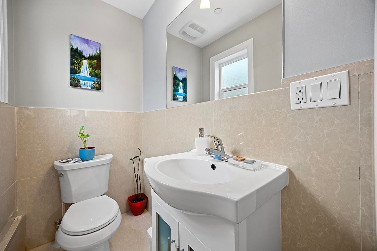 6830 Vivian Street, Vancouver, BC