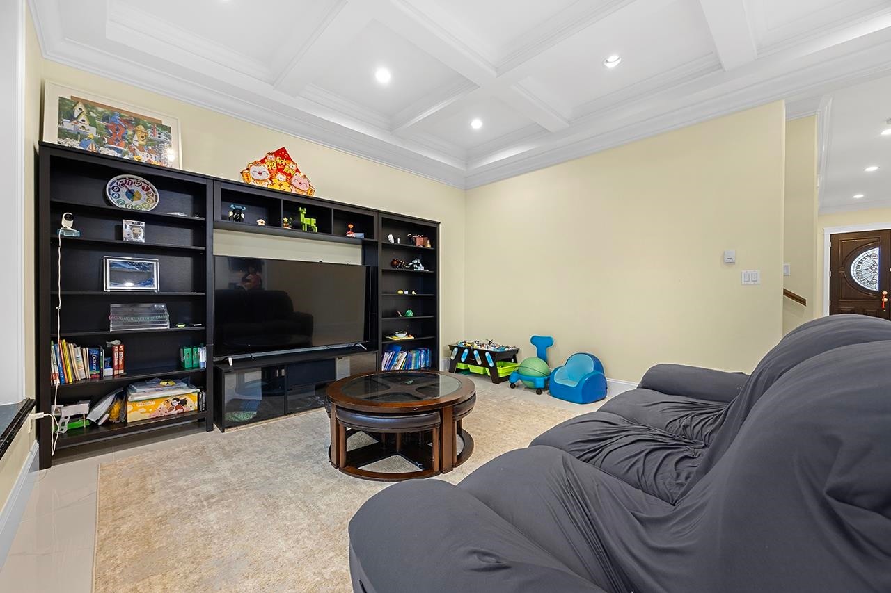 6830 Vivian Street, Vancouver, BC
