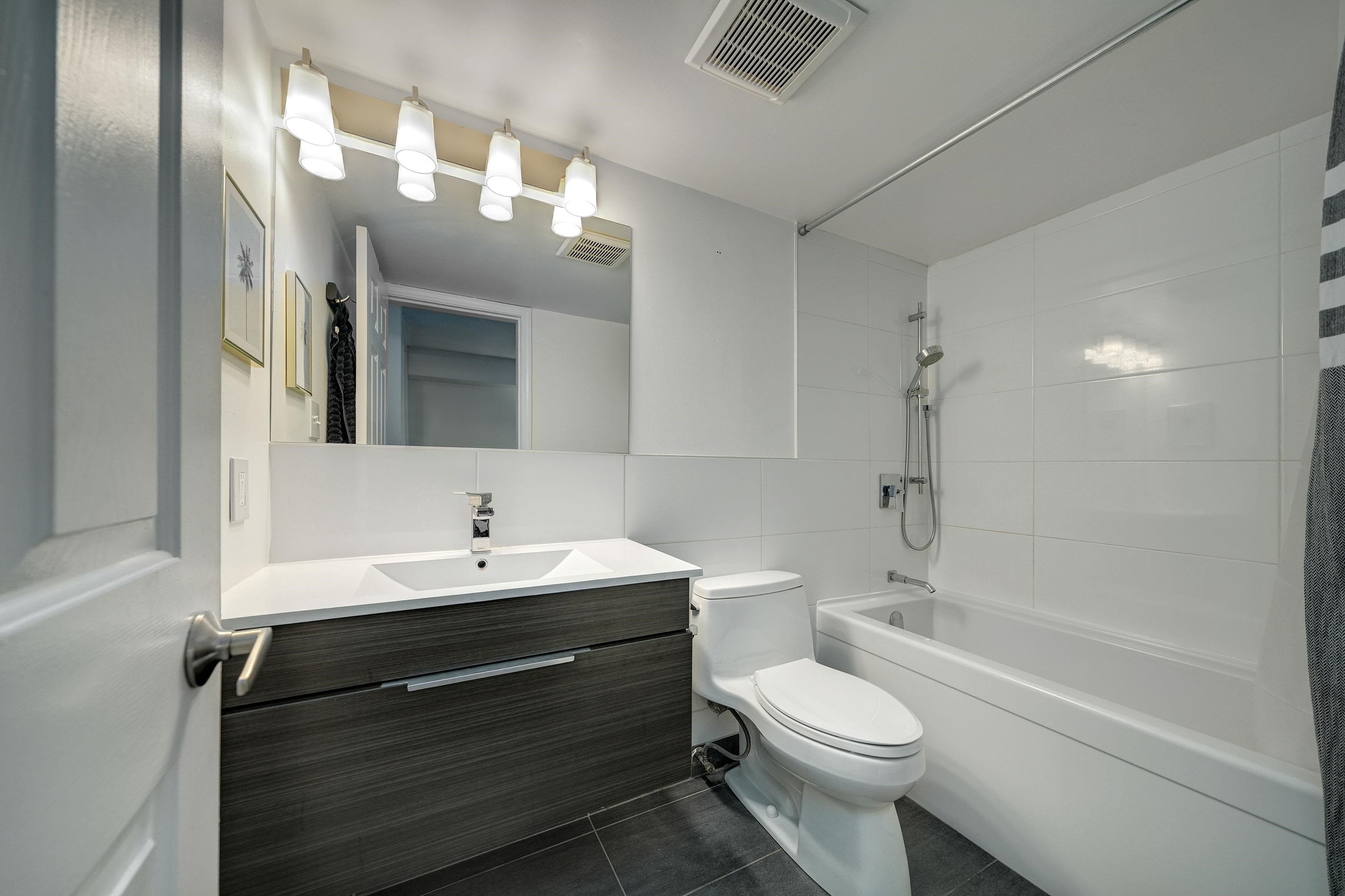 210-1099 Broadway E, Vancouver, BC