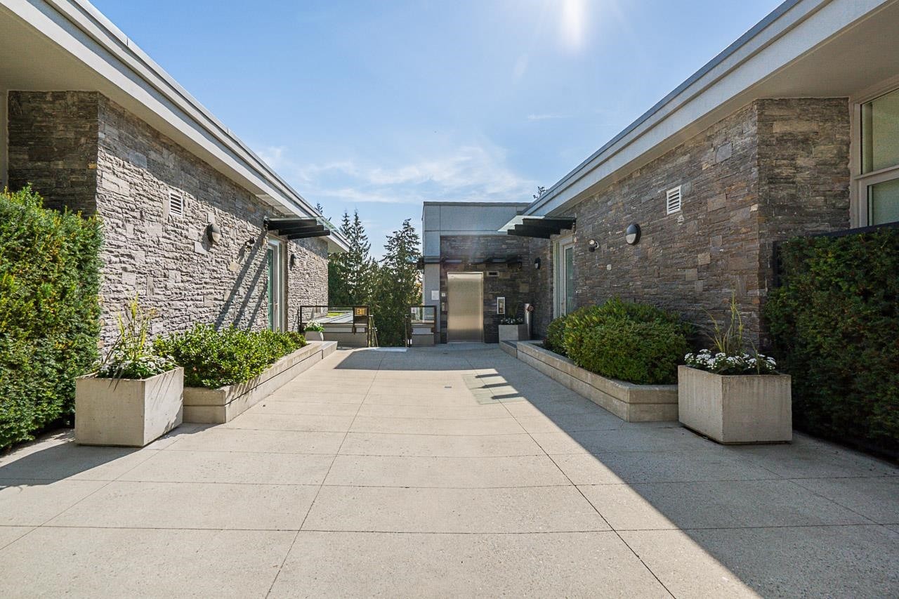 101-988 Keith Road, West Vancouver, BC
