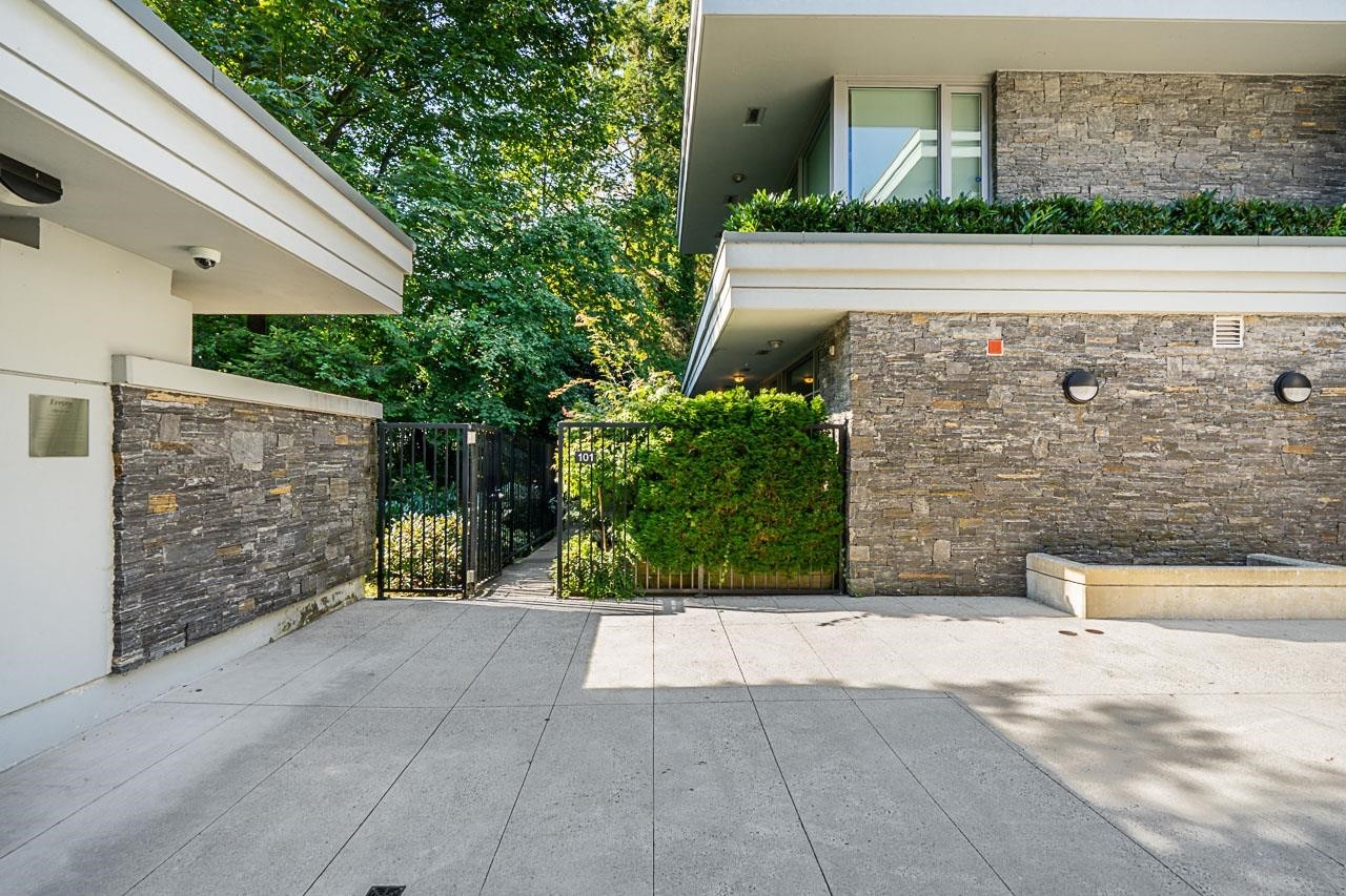 101-988 Keith Road, West Vancouver, BC