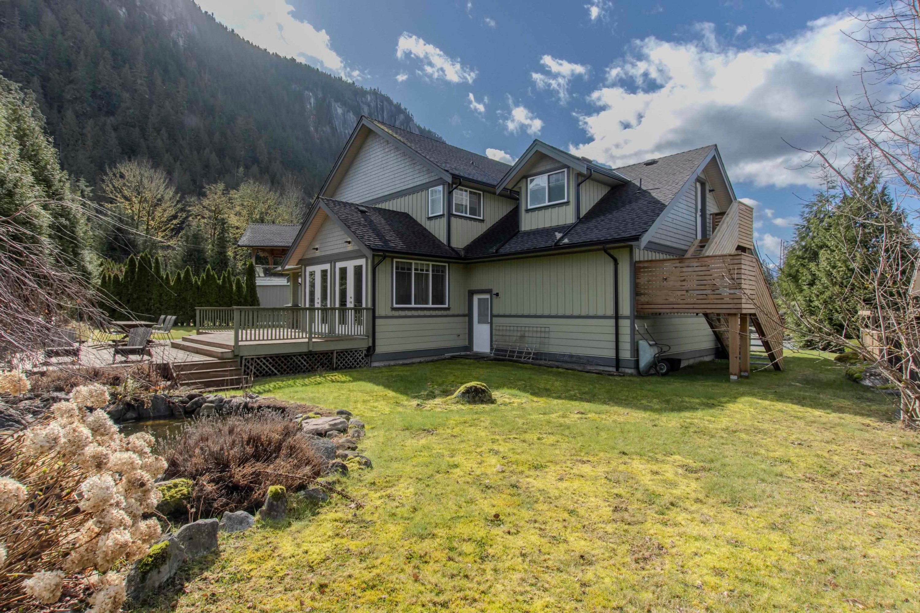 1003 Ash Place, Squamish, BC