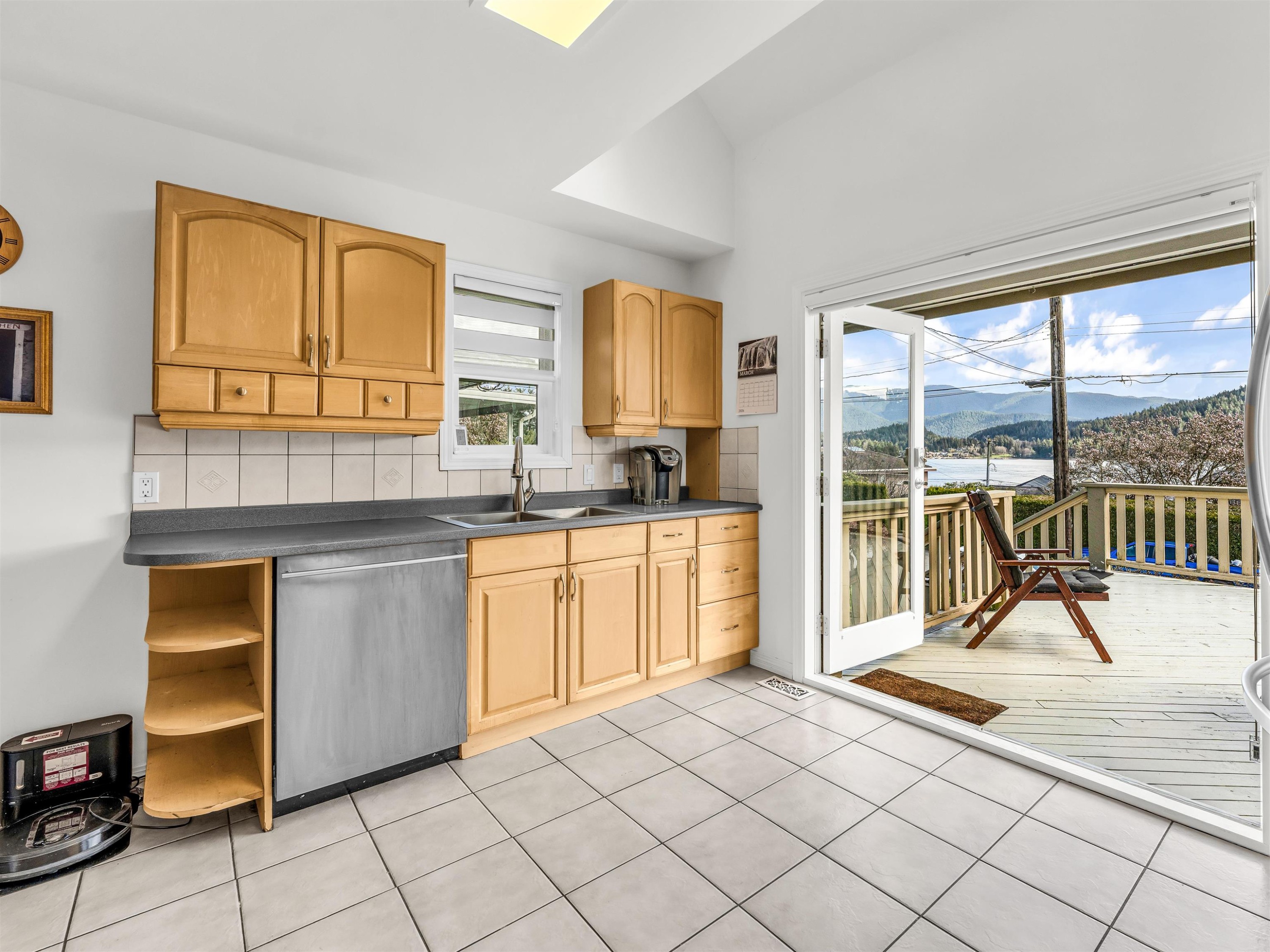 351 Beachview Drive, North Vancouver, BC
