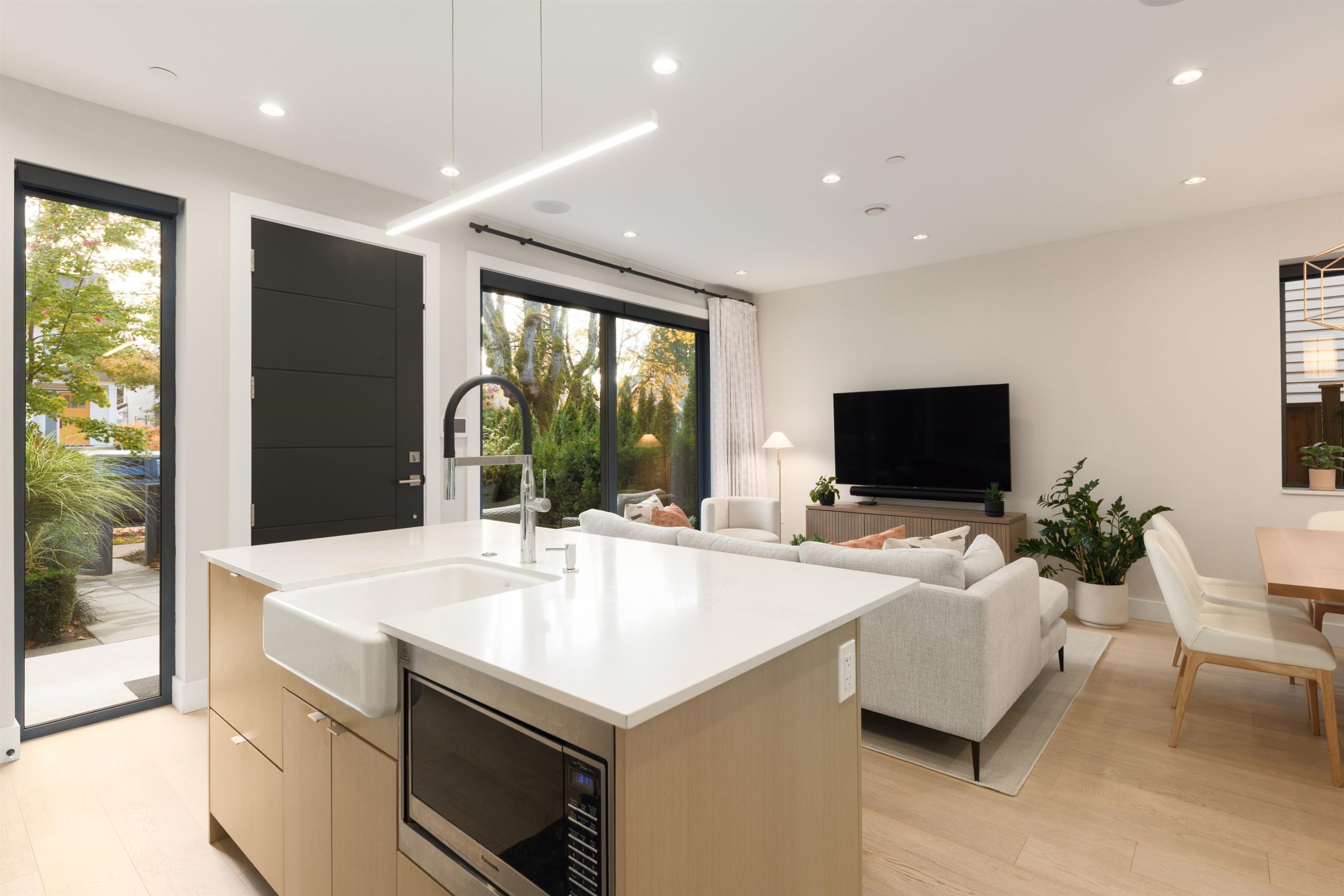 2939 15Th Avenue W, Vancouver, BC