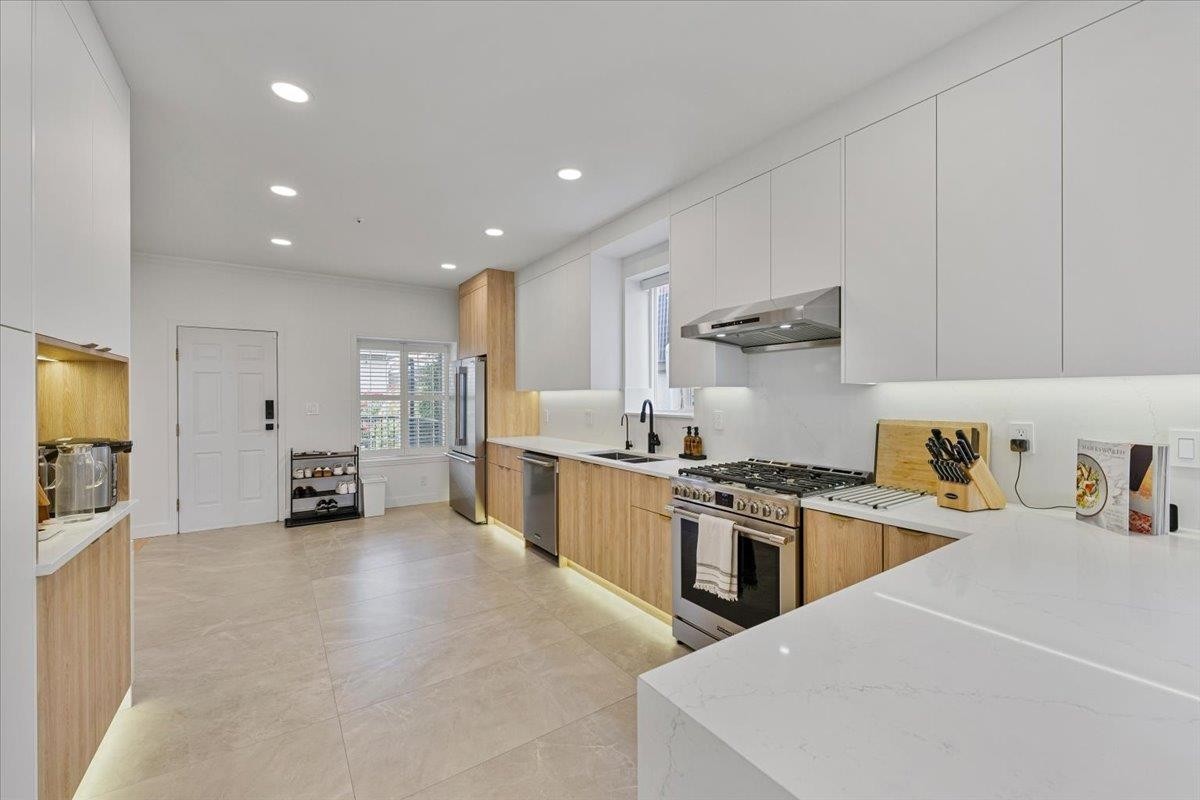 817 60Th Avenue W, Vancouver, BC