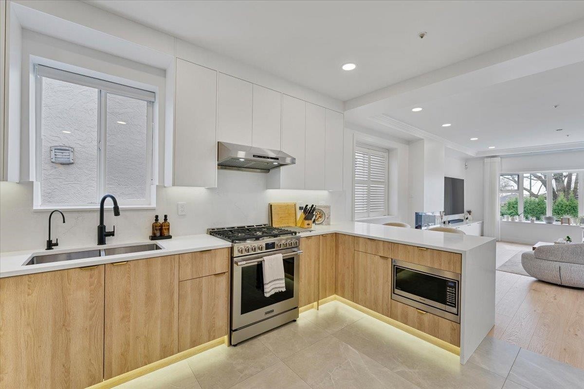 817 60Th Avenue W, Vancouver, BC