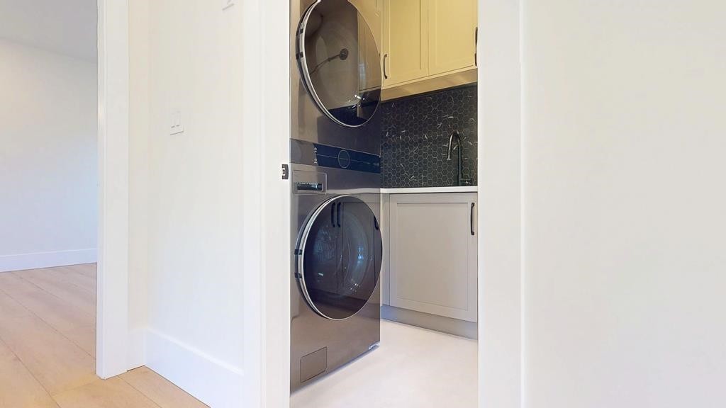1236 Castle Road, Gibsons, BC - Indoor Photo Showing Laundry Room