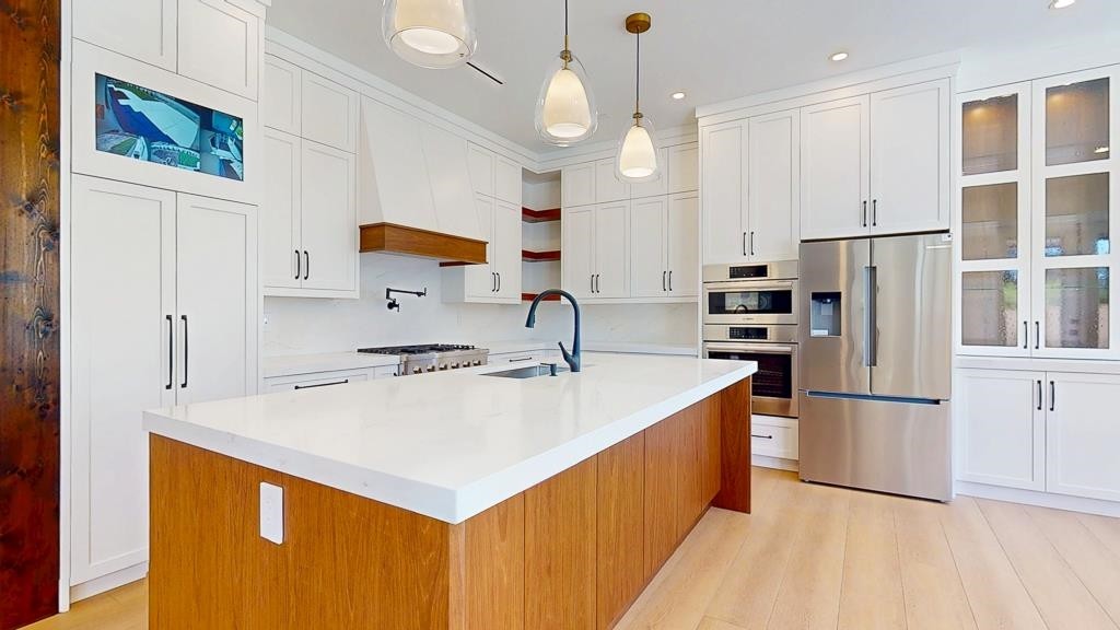 1236 Castle Road, Gibsons, BC - Indoor Photo Showing Kitchen With Upgraded Kitchen