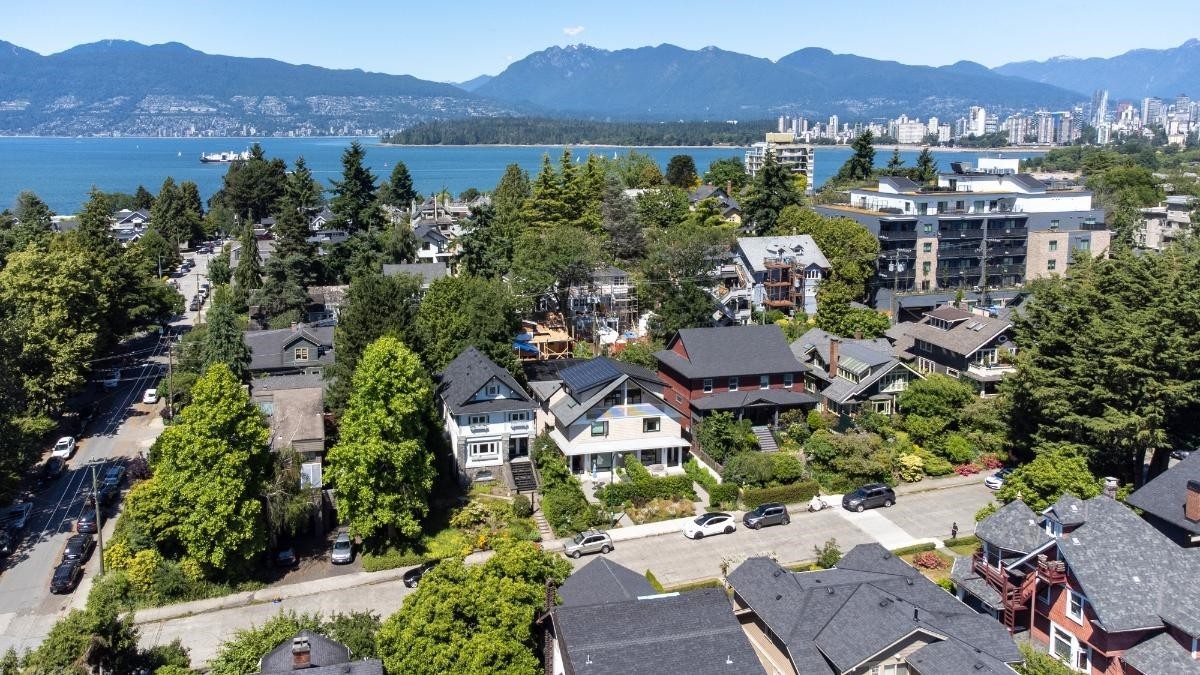2575 3Rd Avenue W, Vancouver, BC