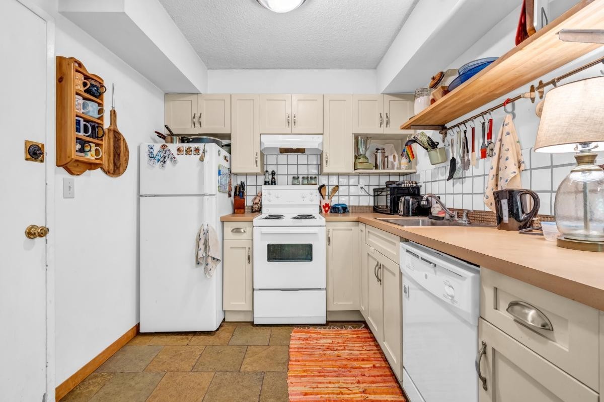2575 3Rd Avenue W, Vancouver, BC