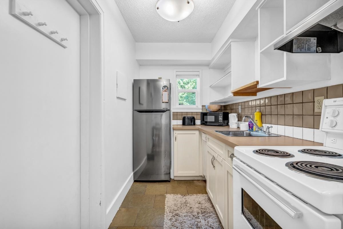 2575 3Rd Avenue W, Vancouver, BC
