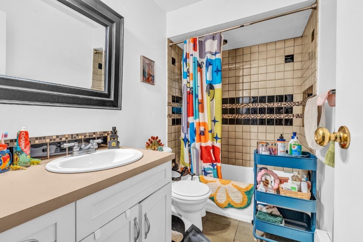 2575 3Rd Avenue W, Vancouver, BC