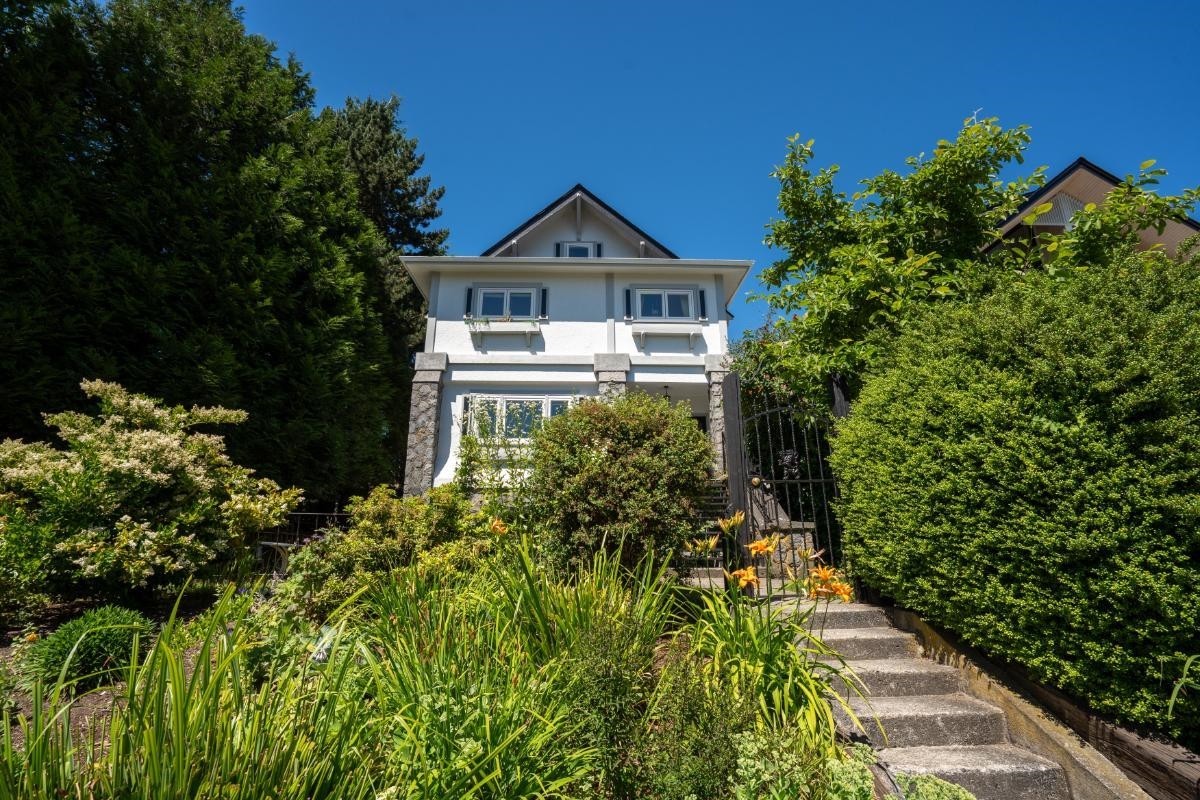 2575 3Rd Avenue W, Vancouver, BC