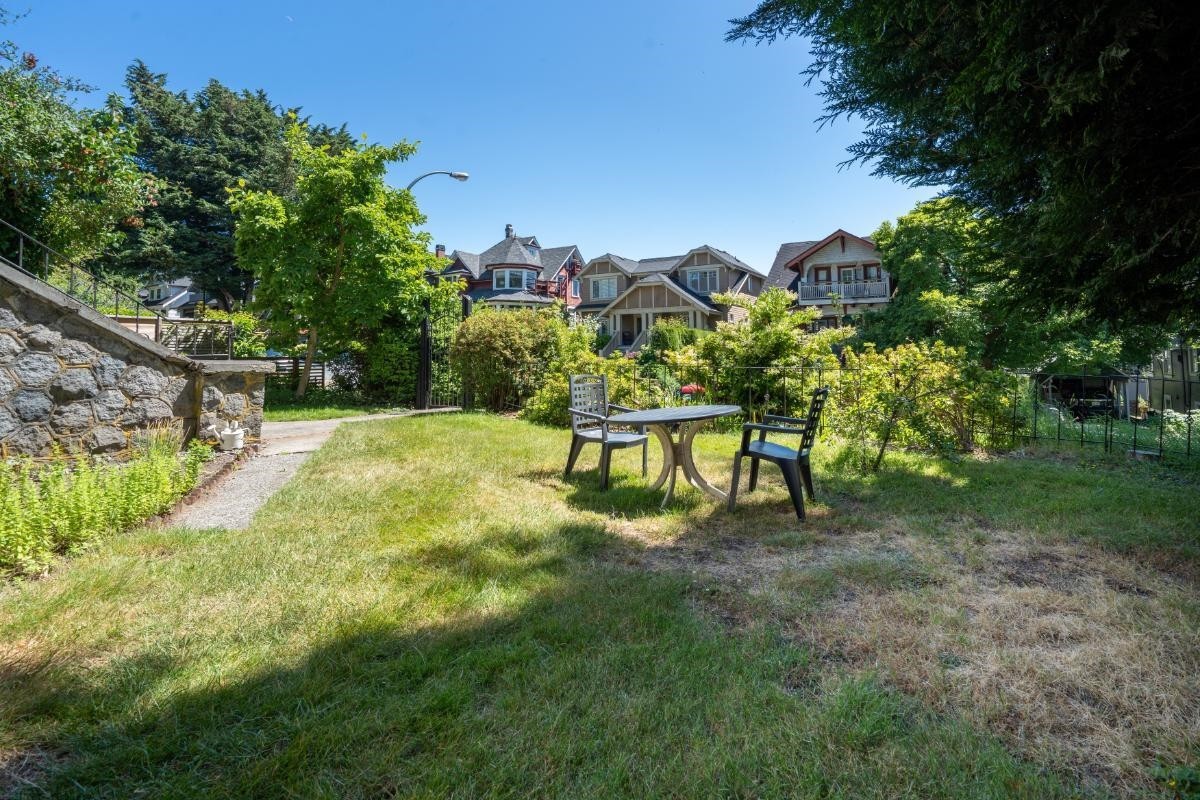 2575 3Rd Avenue W, Vancouver, BC