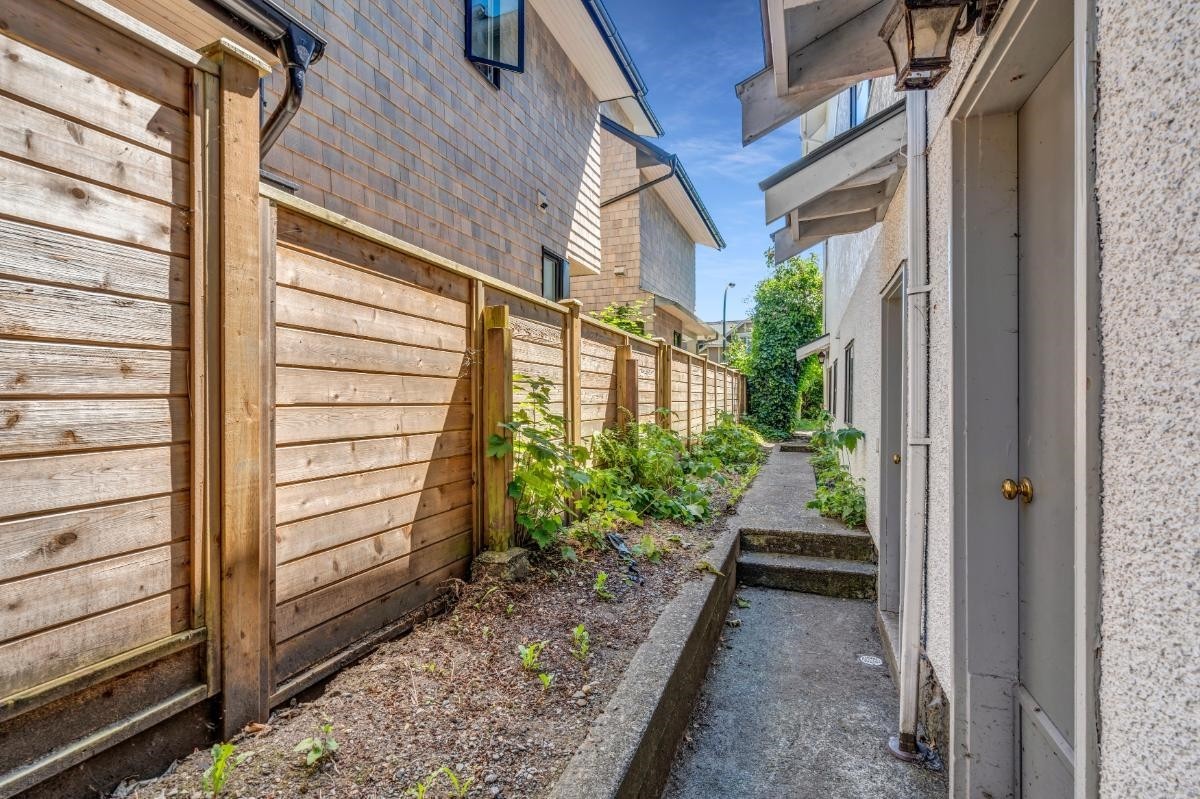 2575 3Rd Avenue W, Vancouver, BC
