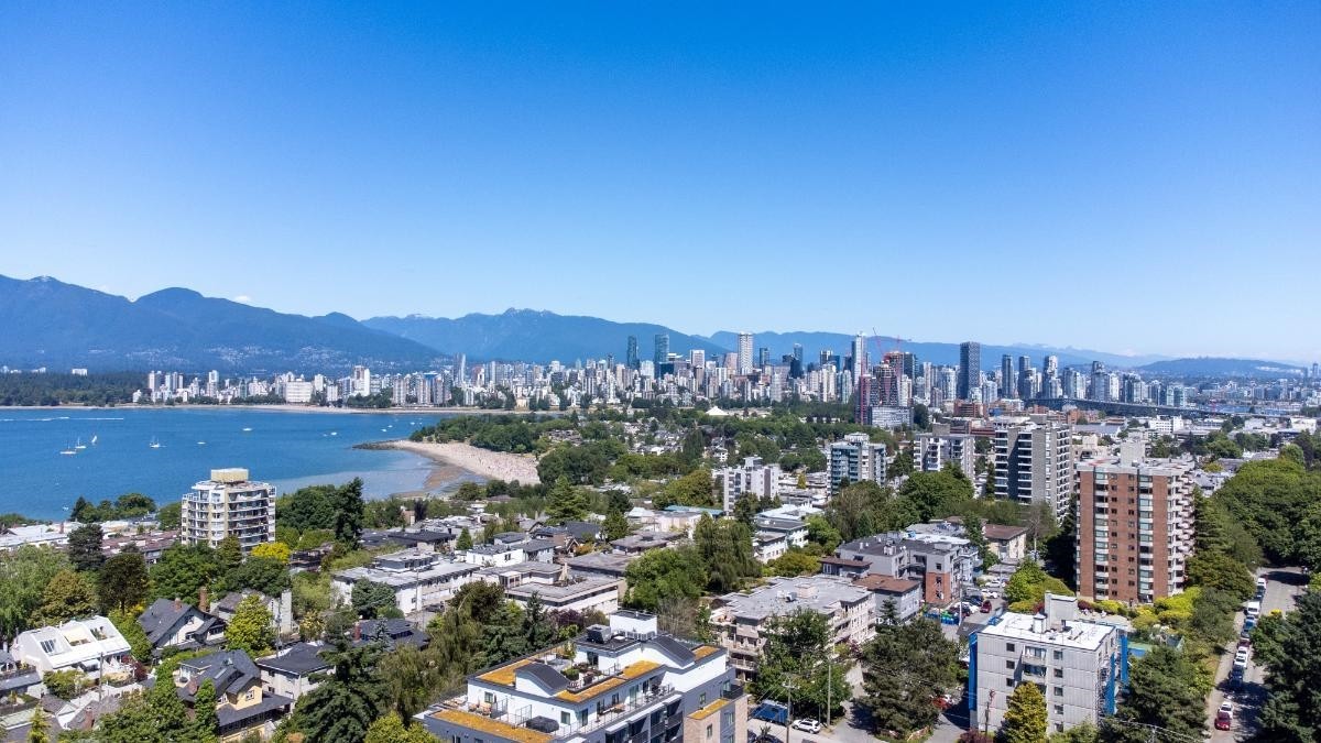 2575 3Rd Avenue W, Vancouver, BC