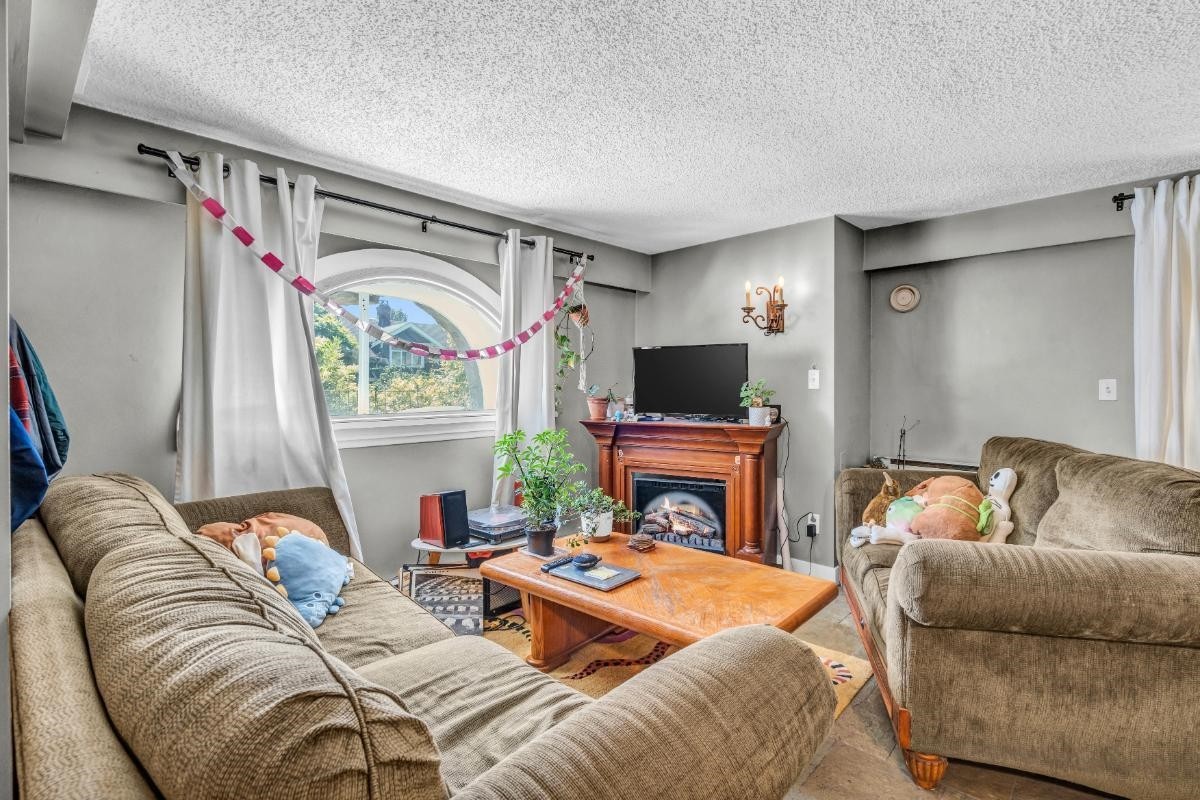 2575 3Rd Avenue W, Vancouver, BC