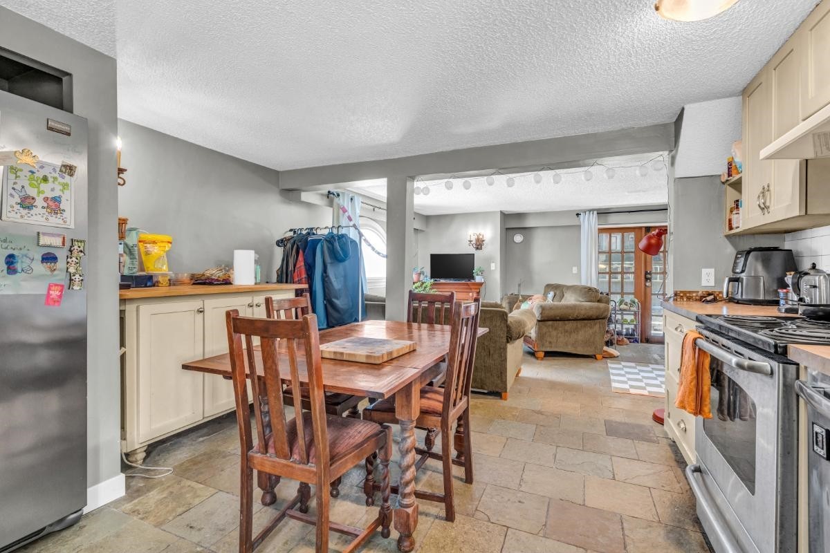 2575 3Rd Avenue W, Vancouver, BC