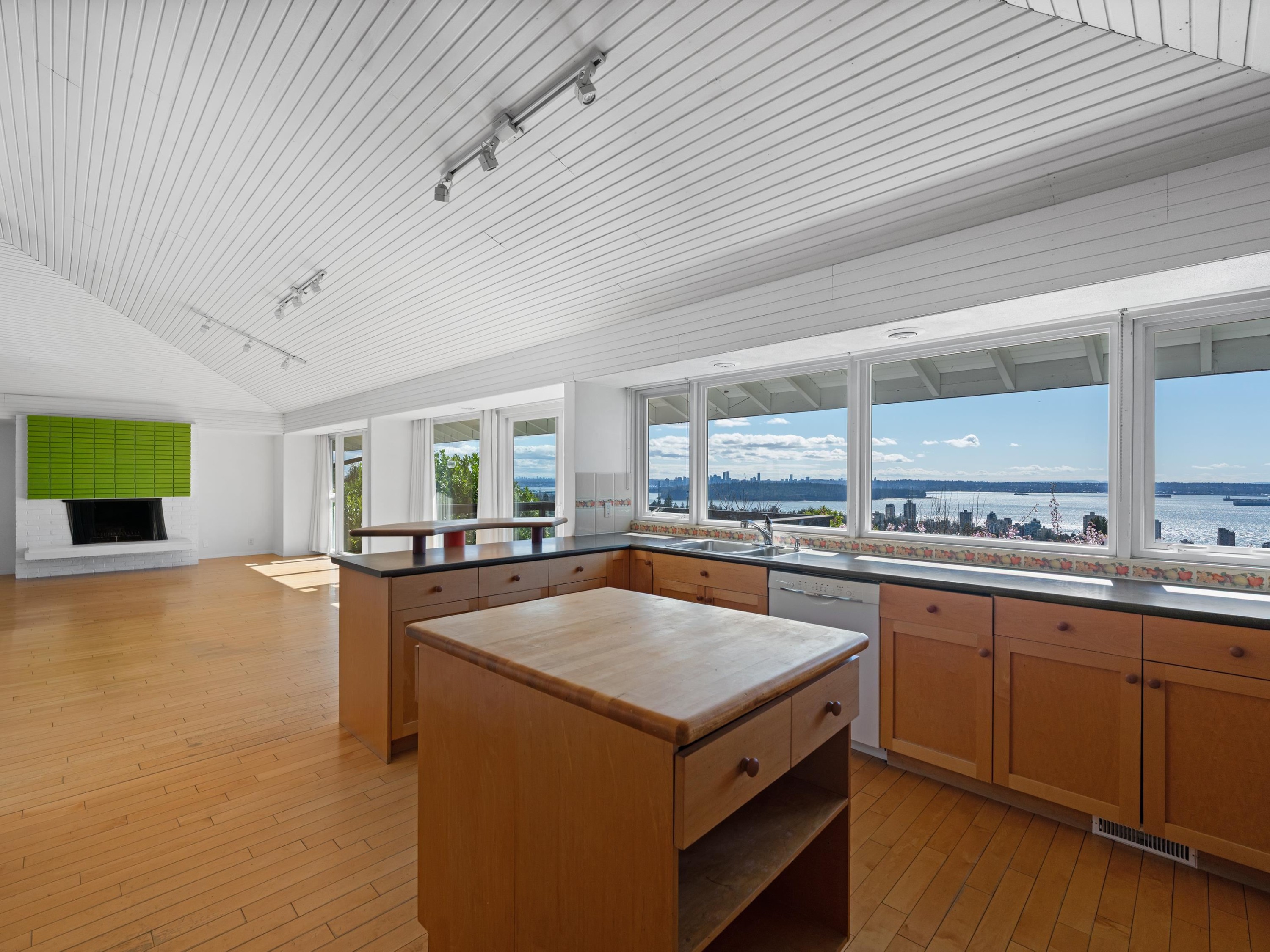 2220 Queens Avenue, West Vancouver, BC