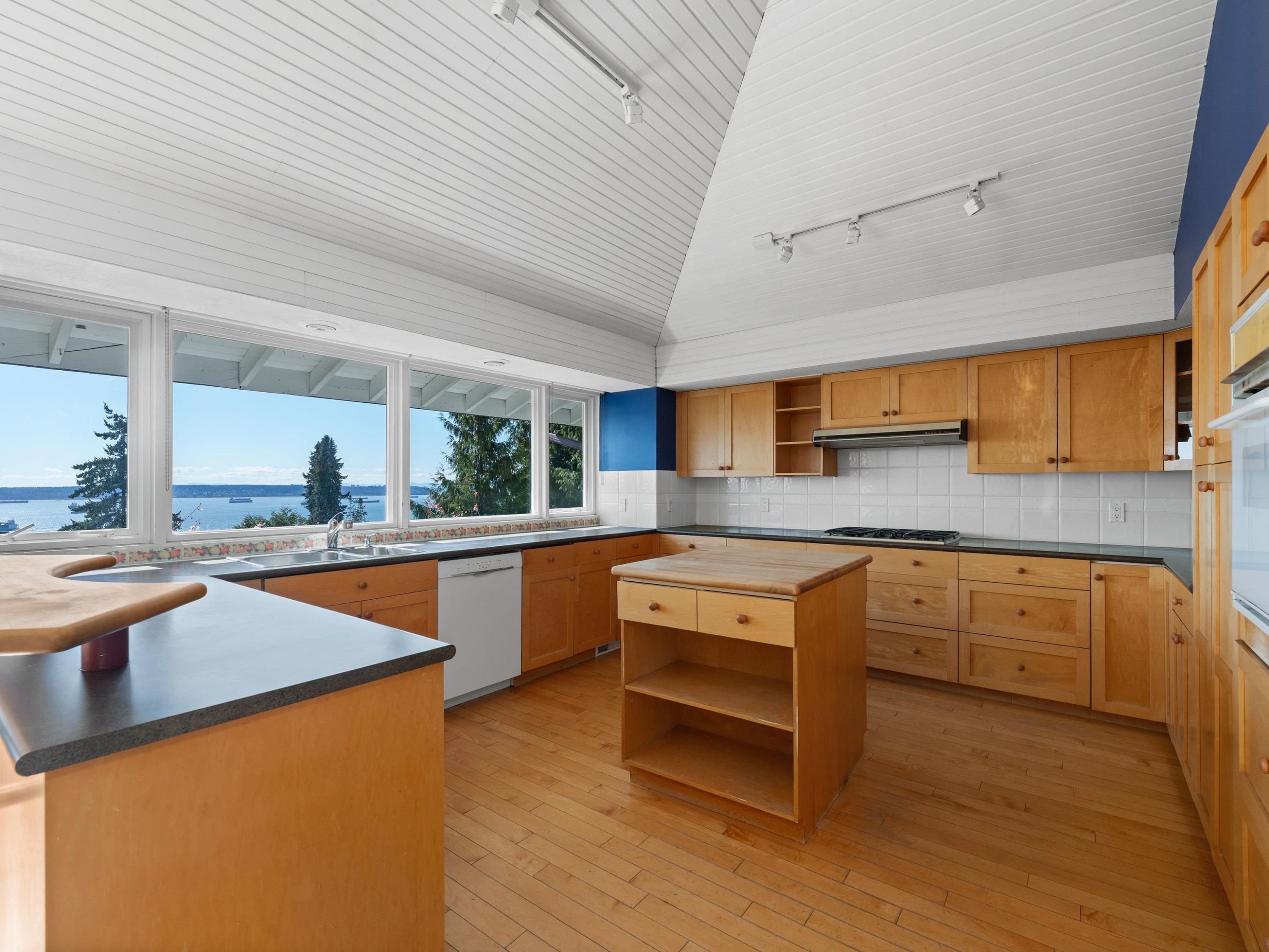 2220 Queens Avenue, West Vancouver, BC