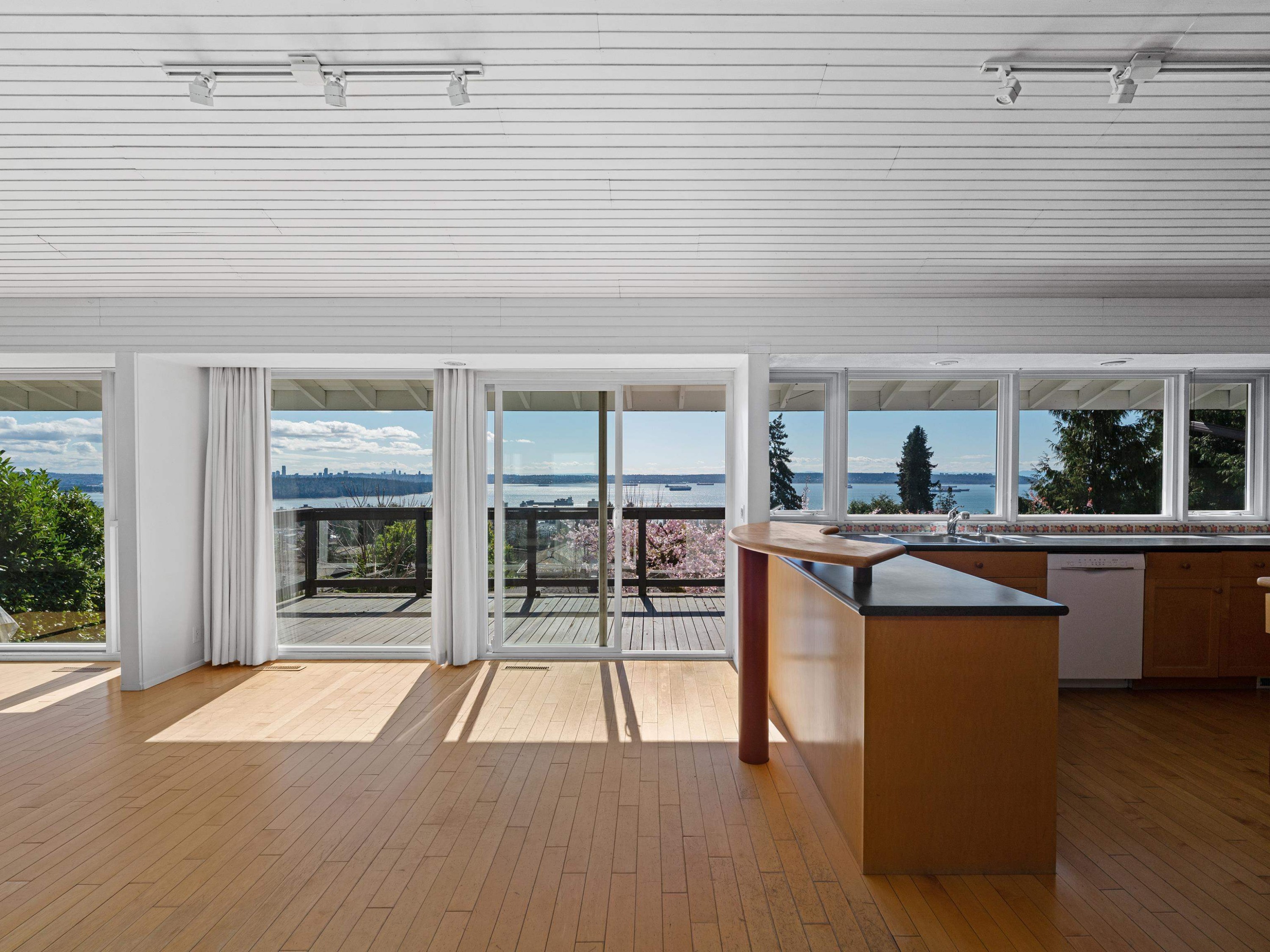 2220 Queens Avenue, West Vancouver, BC