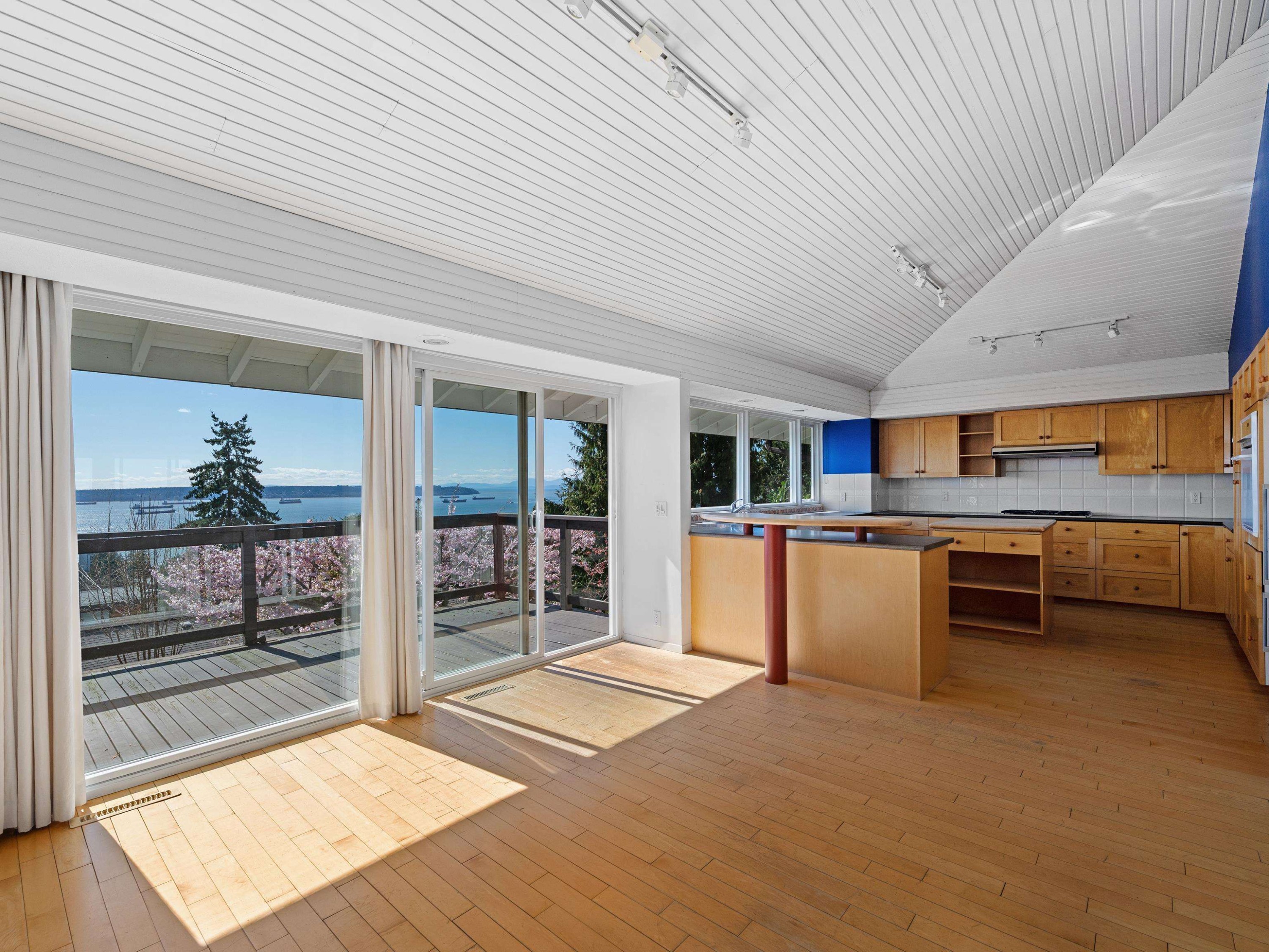 2220 Queens Avenue, West Vancouver, BC