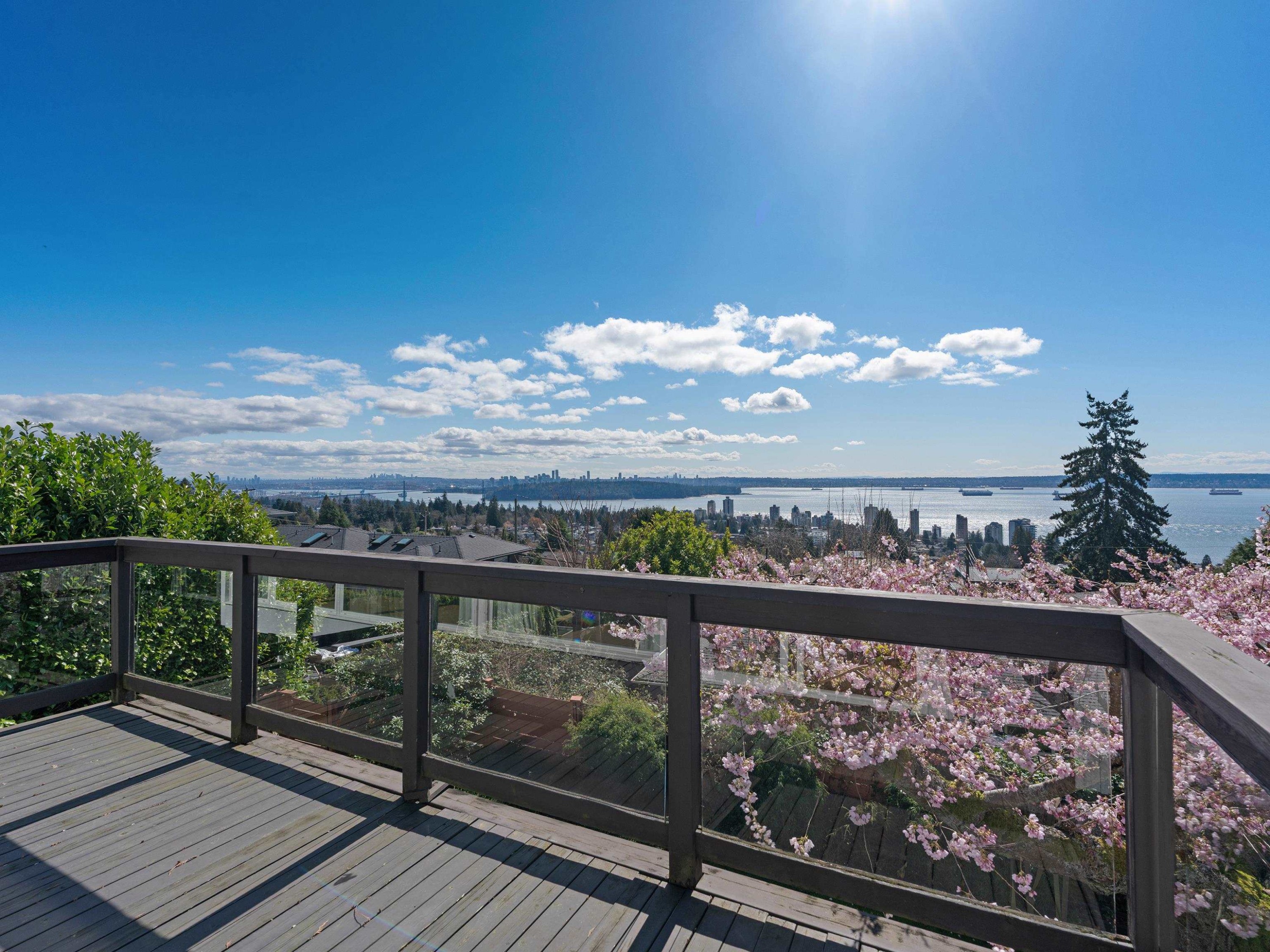 2220 Queens Avenue, West Vancouver, BC