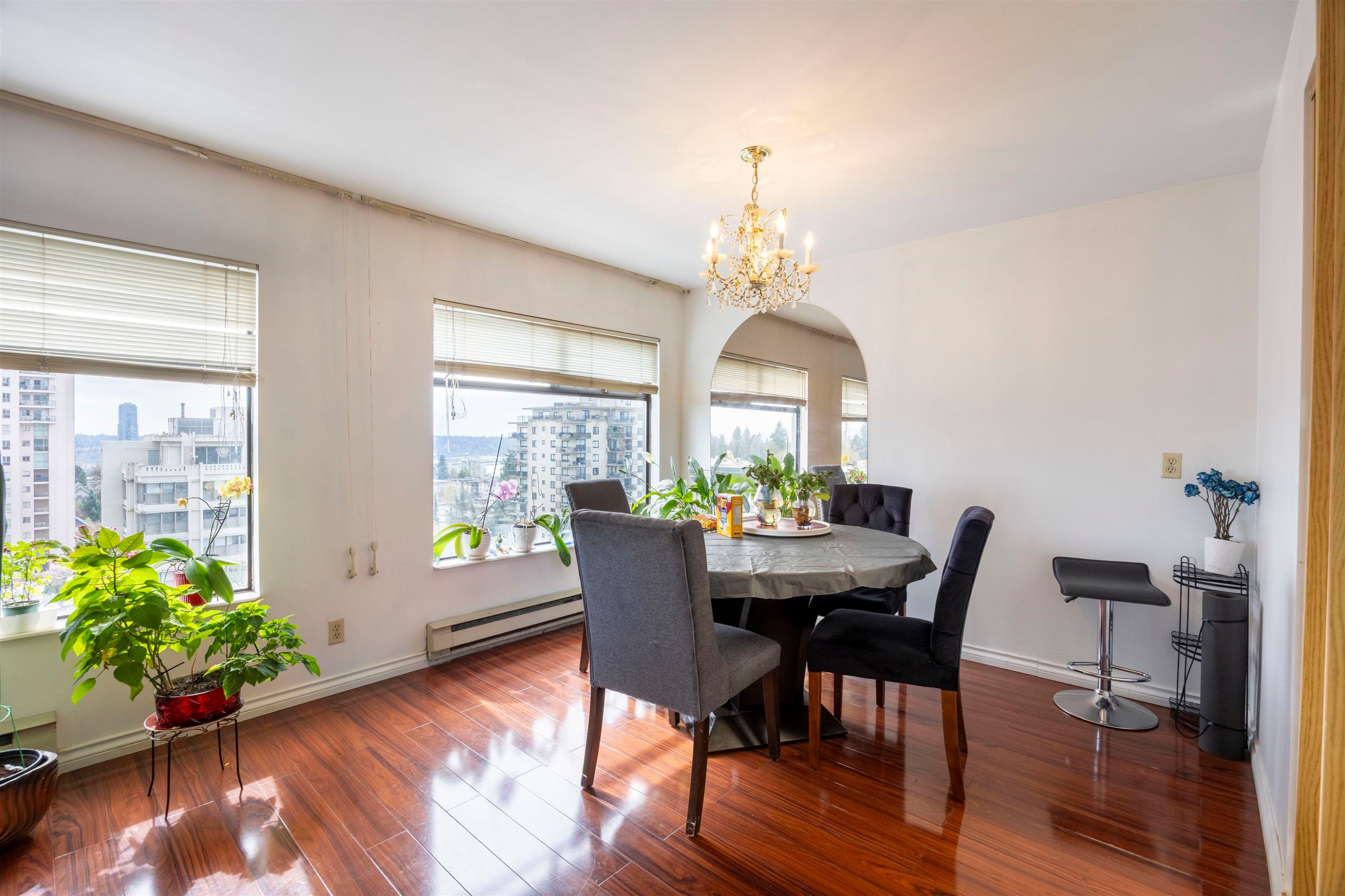 902-615 Belmont Street, New Westminster, BC - Indoor Photo Showing Dining Room