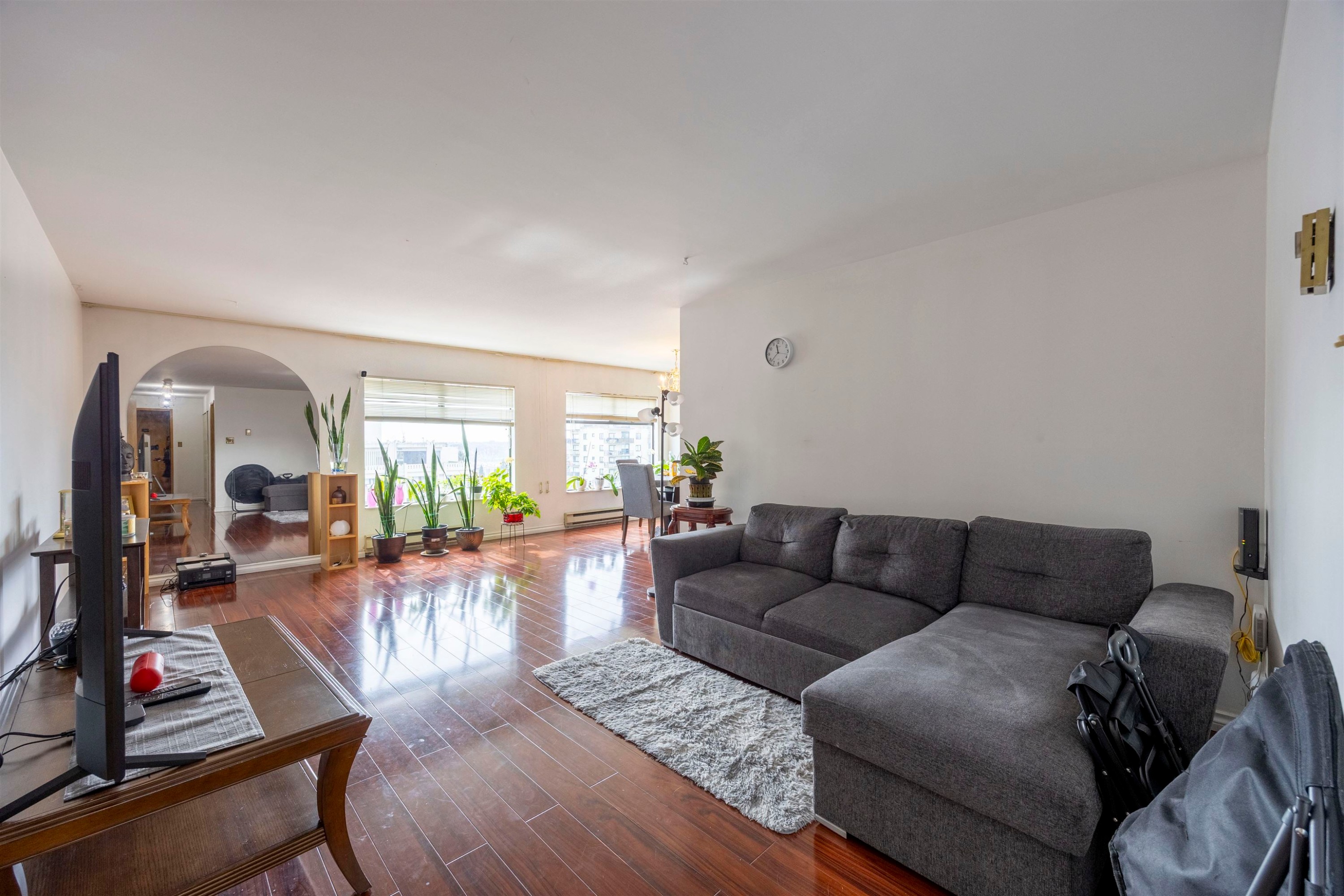 902-615 Belmont Street, New Westminster, BC - Indoor Photo Showing Living Room