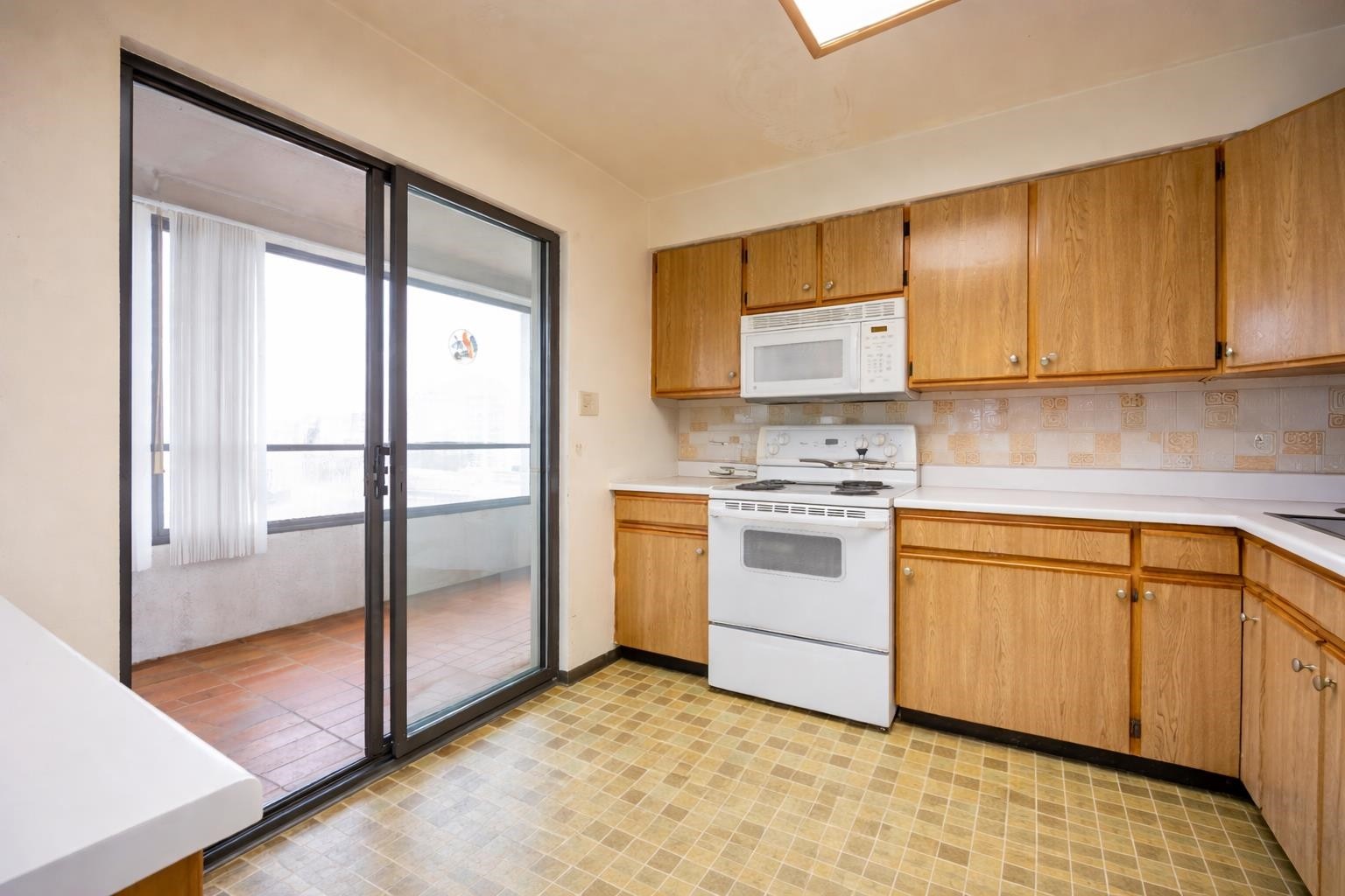 902-615 Belmont Street, New Westminster, BC - Indoor Photo Showing Kitchen