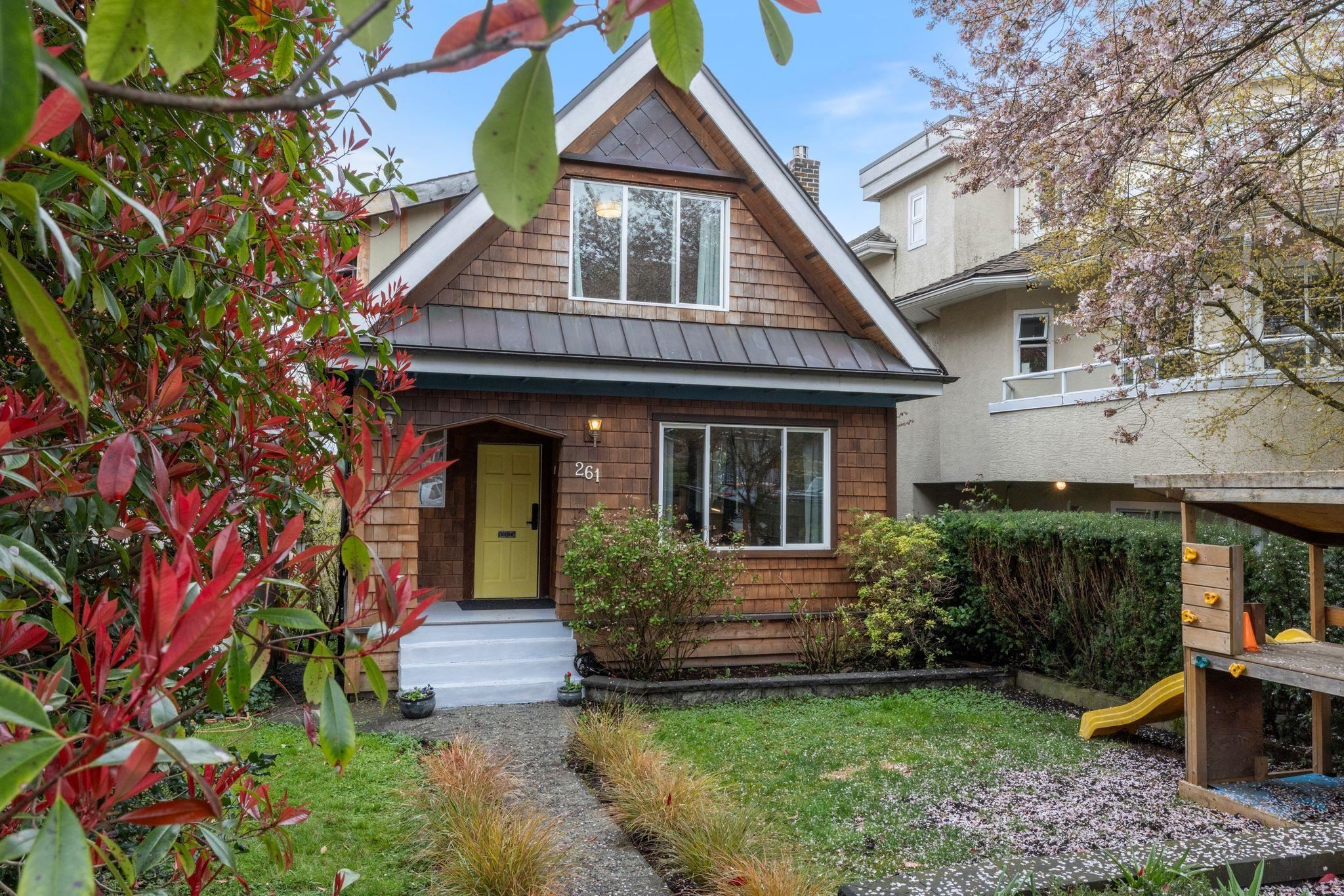 261 4Th Street E, North Vancouver, BC