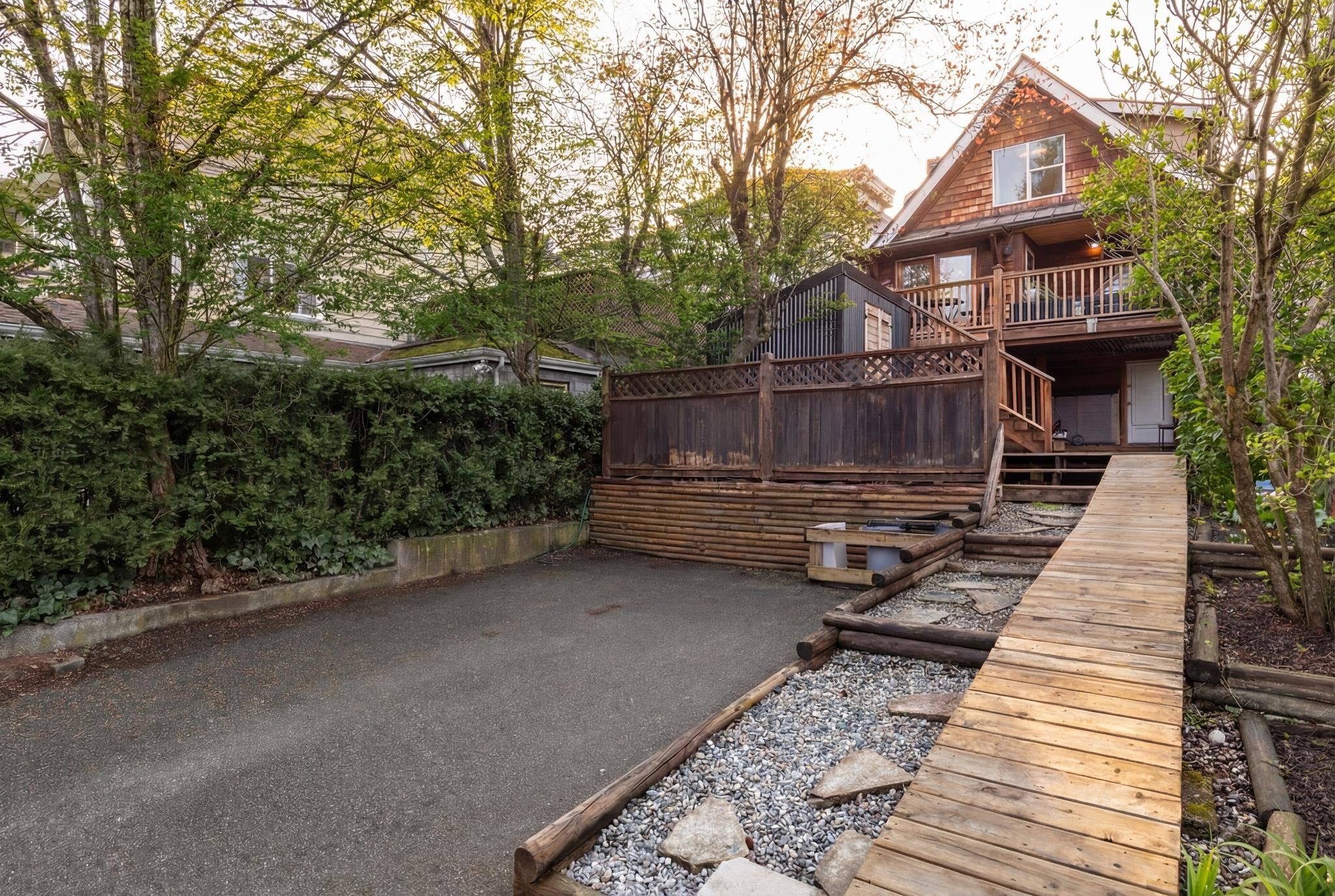 261 4Th Street E, North Vancouver, BC