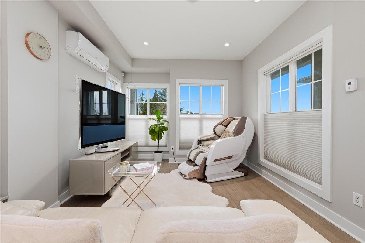 210 5Th Street W, North Vancouver, BC