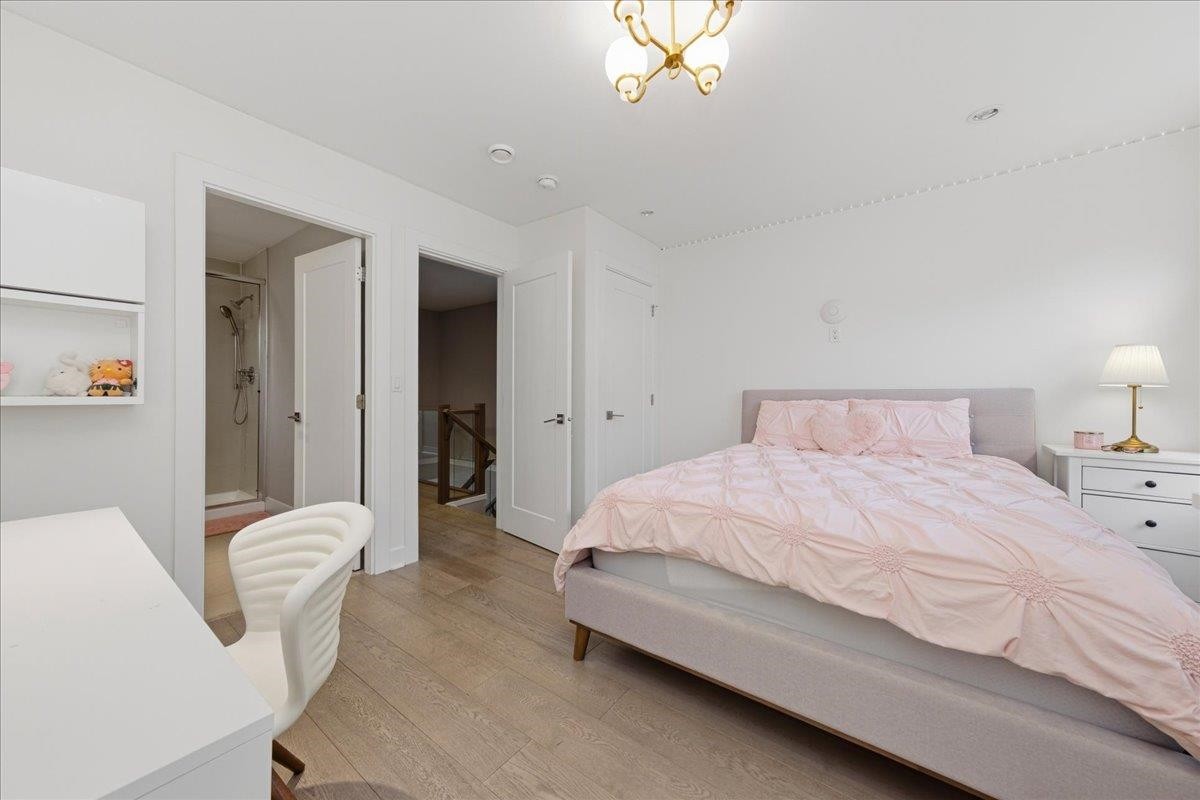 210 5Th Street W, North Vancouver, BC