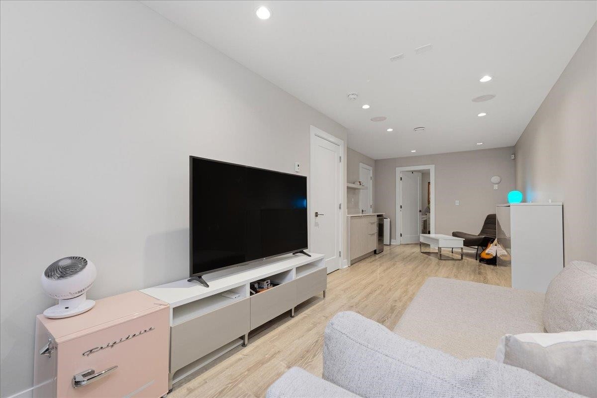 210 5Th Street W, North Vancouver, BC