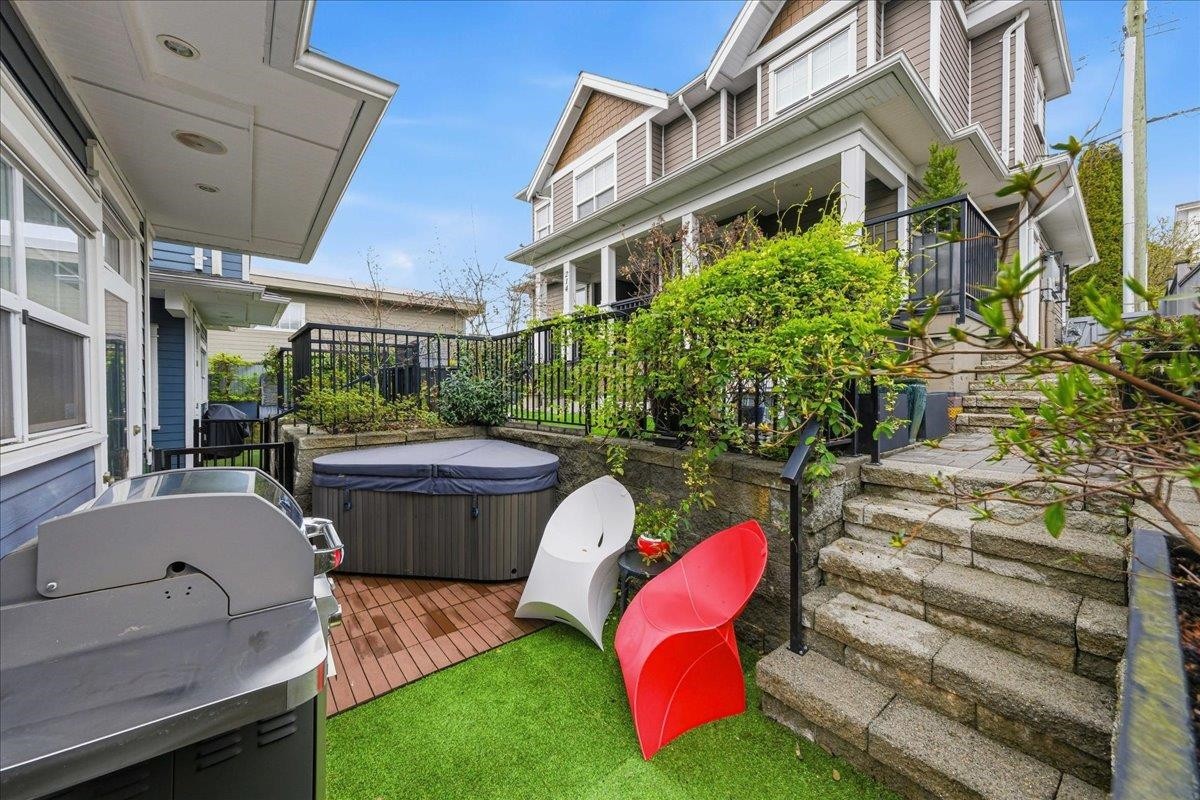 210 5Th Street W, North Vancouver, BC